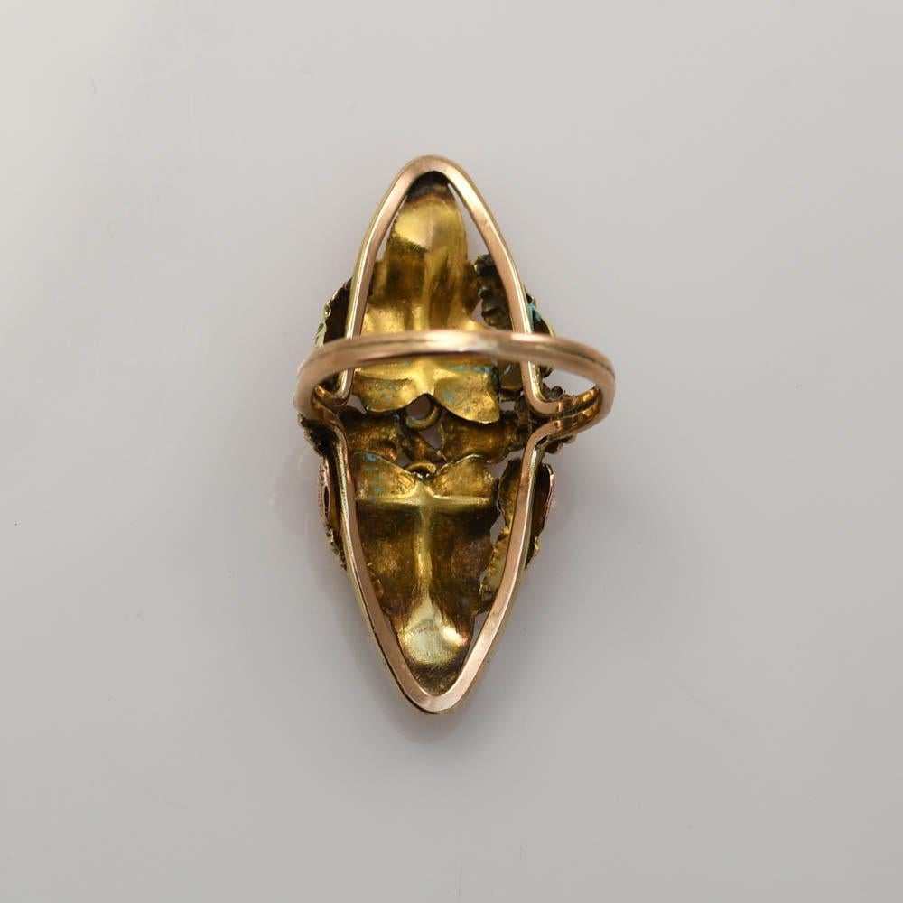Bague Vintage 2 tons 10k. 
La tête de l'anneau est ornée d'un motif de feuilles en or jaune et rose.
Le haut de l'anneau mesure 31 mm x 14 mm.
Poids : 3.6gr, taille 5 3/4