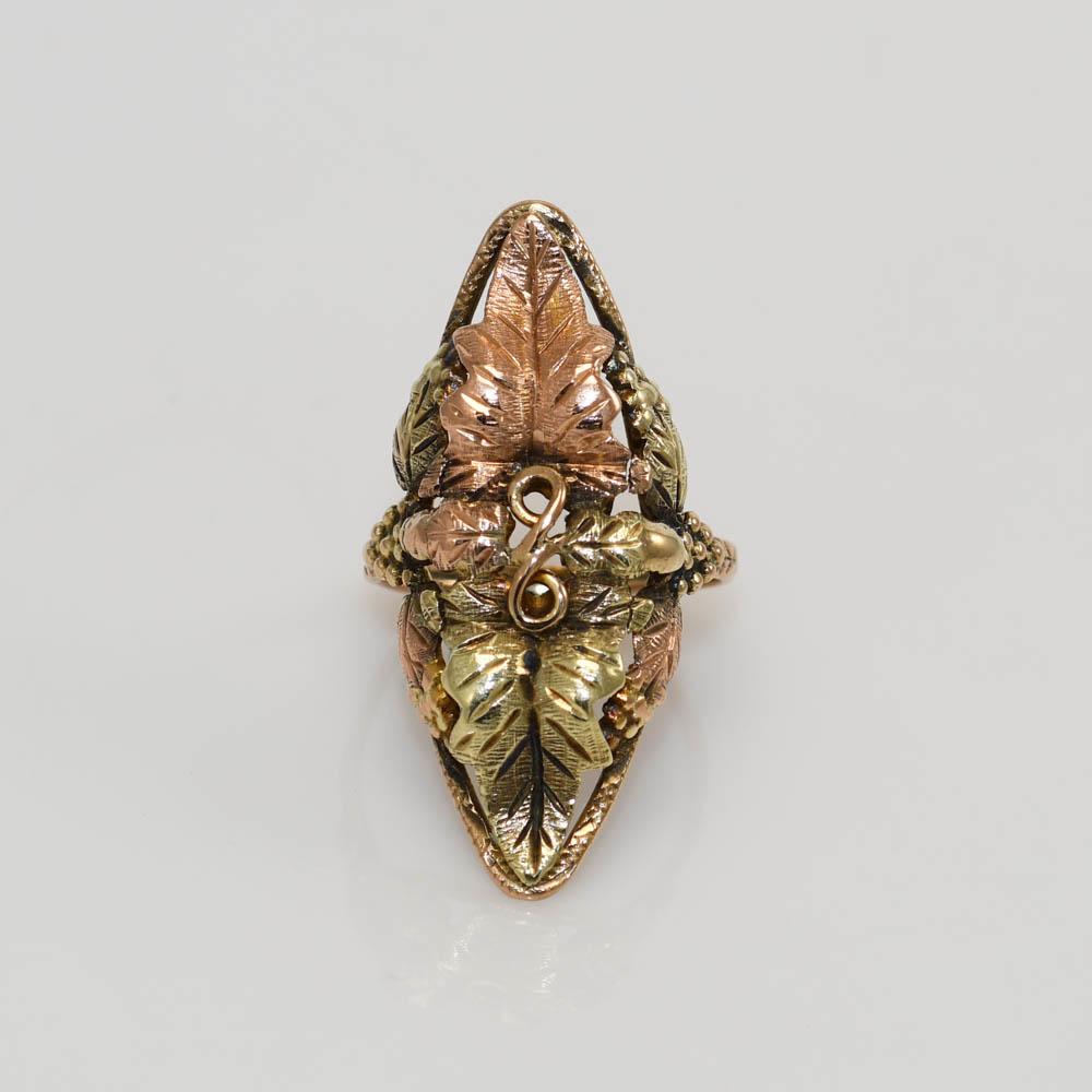 10k 2-Tone Vintage Leaf Design Ring, 3.6gr In Excellent Condition For Sale In Laguna Beach, CA