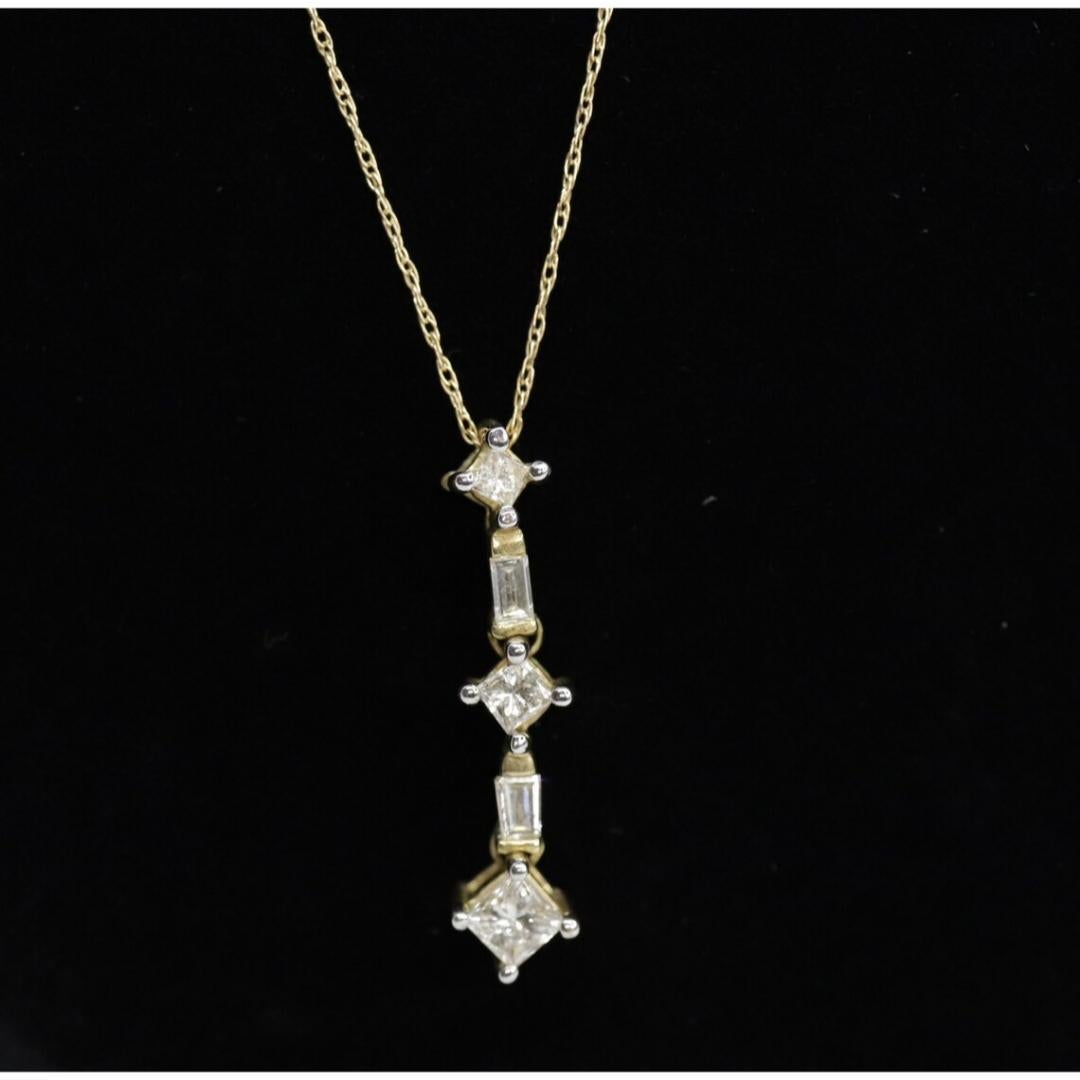 Vintage des années 1980
MATERIAL : Pierre
Pierre précieuse : Diamant
Style : Minimaliste

 Largeur du pendentif : 5 millimètres ; Hauteur du pendentif : 24 millimètres ; Longueur du collier : 19 pouces


Magnifique pendentif en diamant de taille
