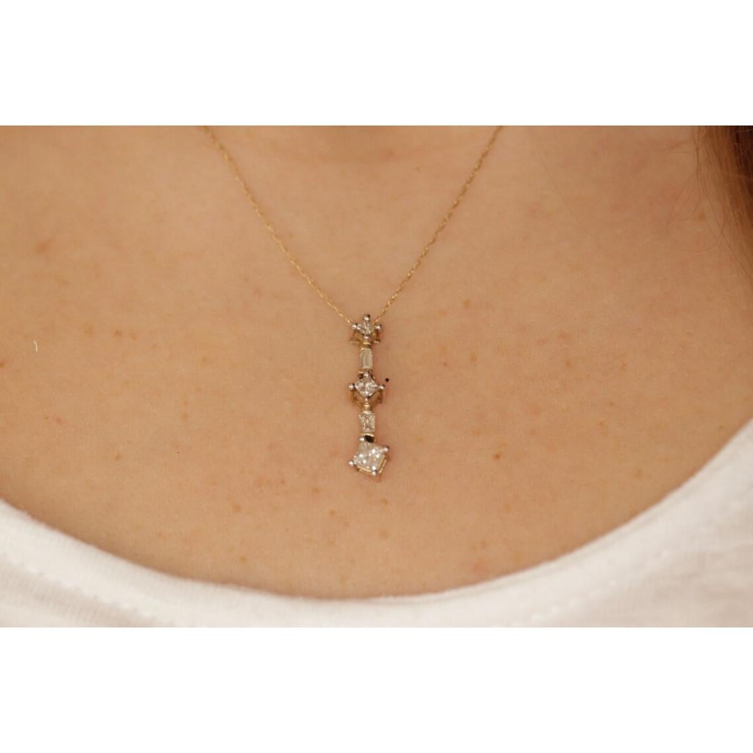 Pendentif Present Future Journey de 10 carats avec 3 diamants, 0,60 carat Princess and Baguette Pour femmes en vente