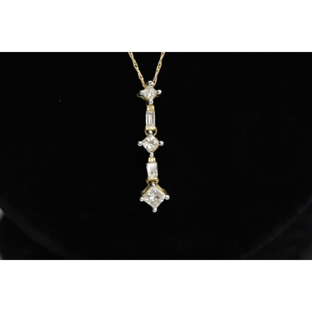 Pendentif Present Future Journey de 10 carats avec 3 diamants, 0,60 carat Princess and Baguette en vente 2