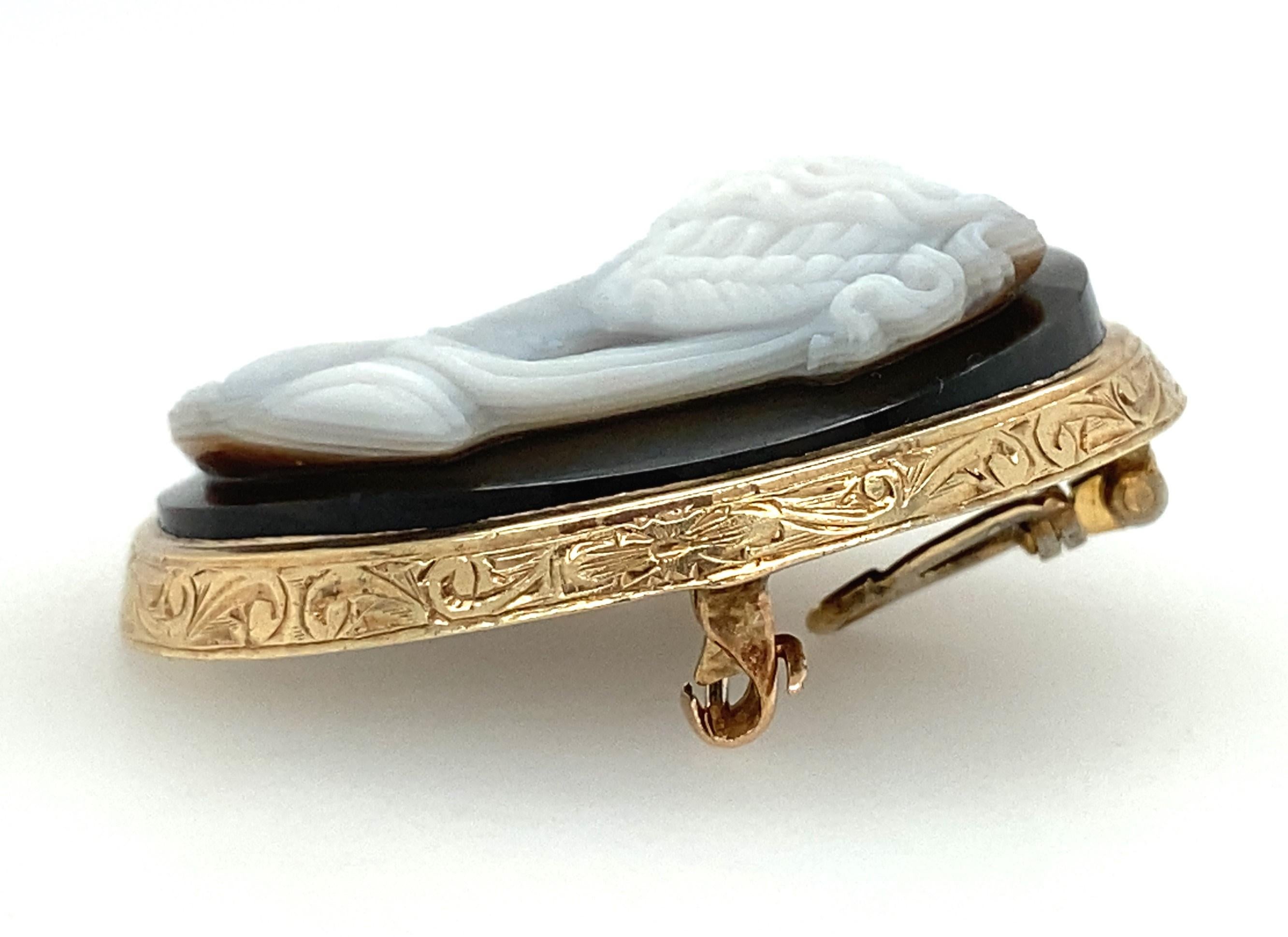 Victorian 10K Antique Edwardian Yellow Gold Cameo Brooch Pendant Circa 1910 For Sale
