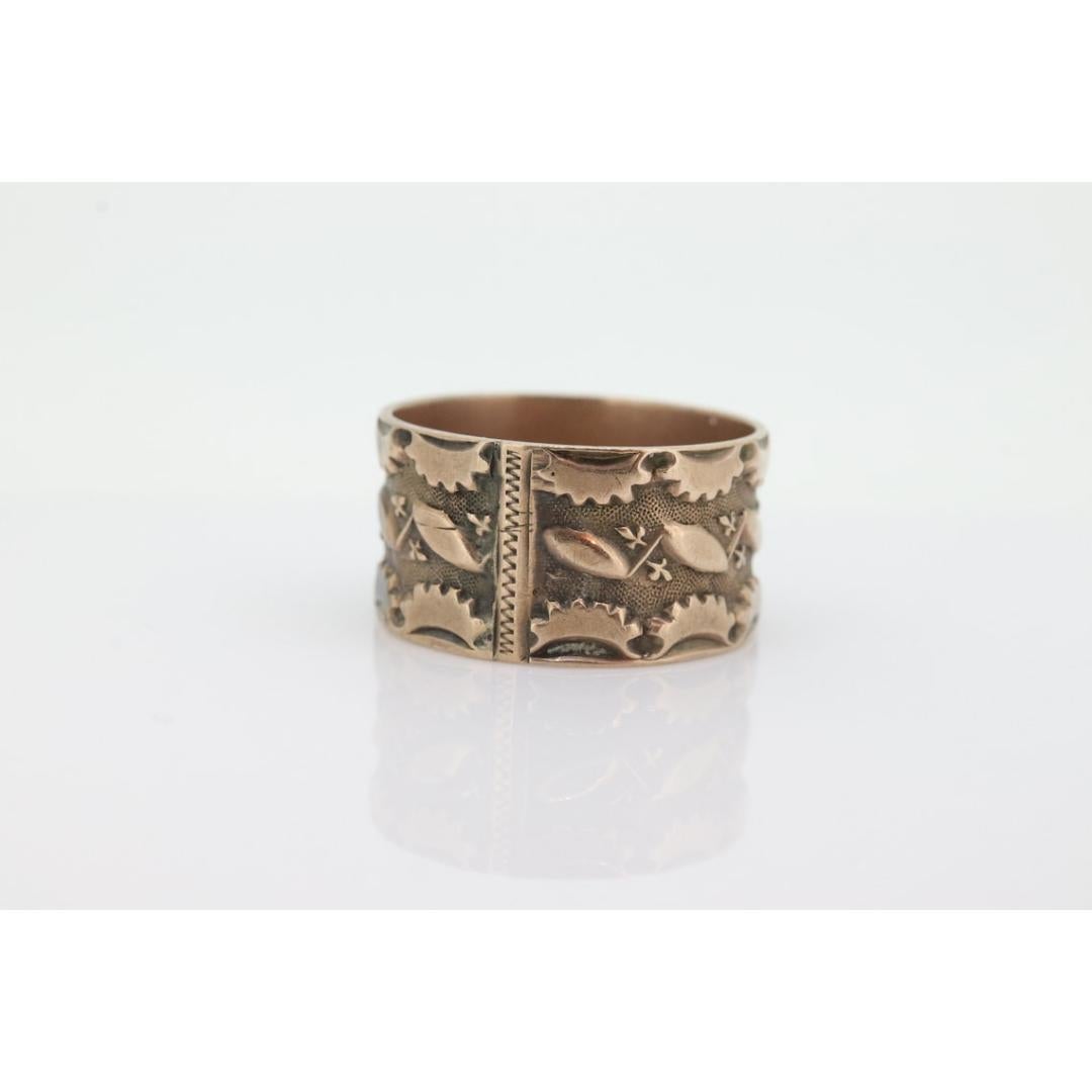 Vintage By aus den 1920er Jahren
MATERIALIEN: Gold
Bandfarbe: Roségold
Einstellbar

Stil: Viktorianisch

Schöne antike 10k 10mm breit Hochzeit / Zigarre Band. Diese sind immer schwieriger zu bekommen. Kann als stapelbarer Ring verwendet werden.

10k