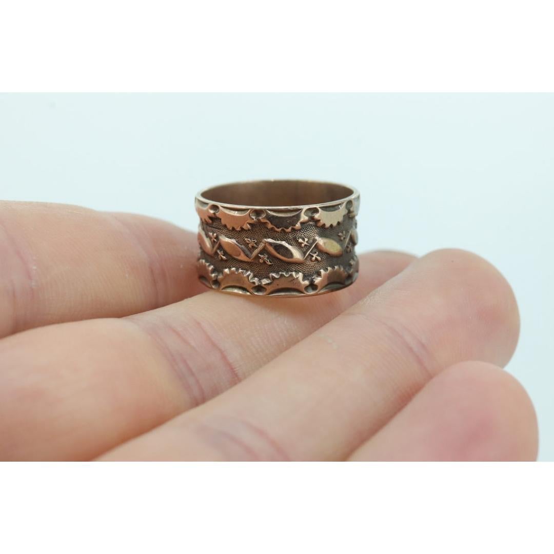 10k Antikes breites viktorianisches Zigarrenband. 10k Roségold Antike geprägte Blume 5