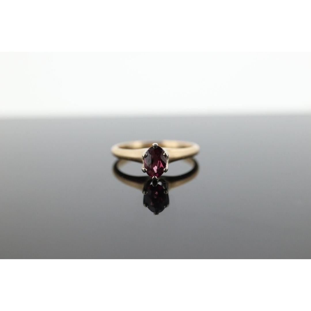 Vintage By aus den 1920er Jahren
Größe: 6 US
MATERIALIEN: Gold
Edelstein: Turmalin
Farbe des Edelsteins: Rot
Bandfarbe: Gelb

Stil: Viktorianisch

Über diesen Artikel

Antiker Turmalin-Ring. Möglicherweise Anfang des Jahrhunderts Ring. Ovaler