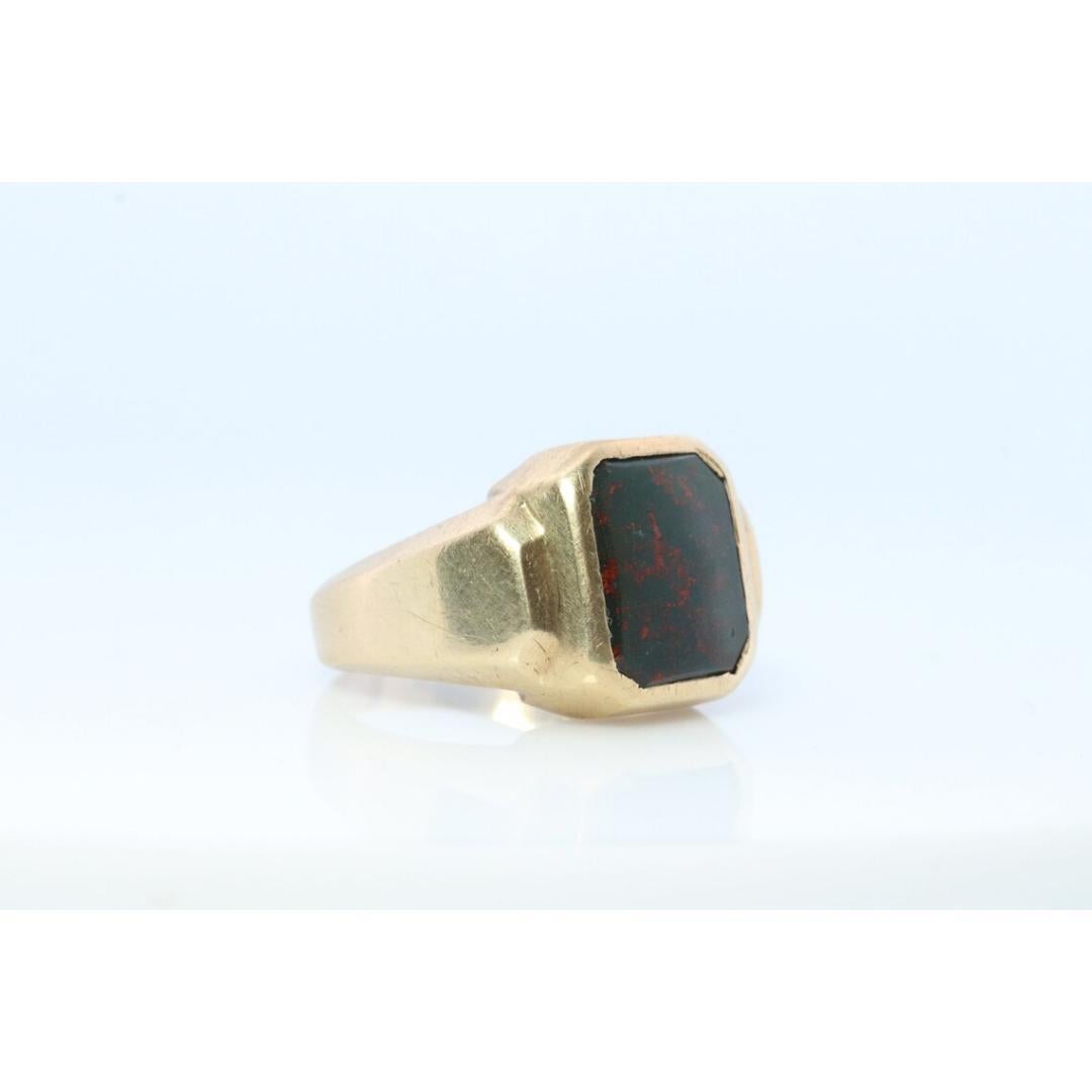 10k Bloodstone ring. Black and Red Blood stone Mens yellow gold signet ring. In Good Condition For Sale In Port Charlotte, FL