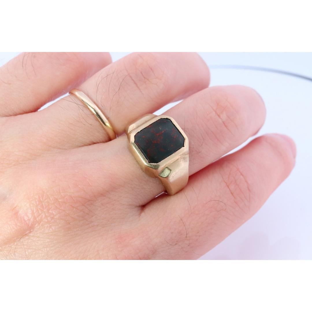10k Bloodstone ring. Black and Red Blood stone Mens yellow gold signet ring. For Sale 1
