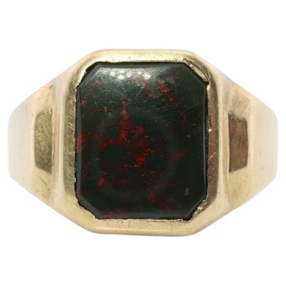 Bague en pierre de sang 10k. Bague chevalière en or jaune pour homme avec pierre de sang noire et rouge.
