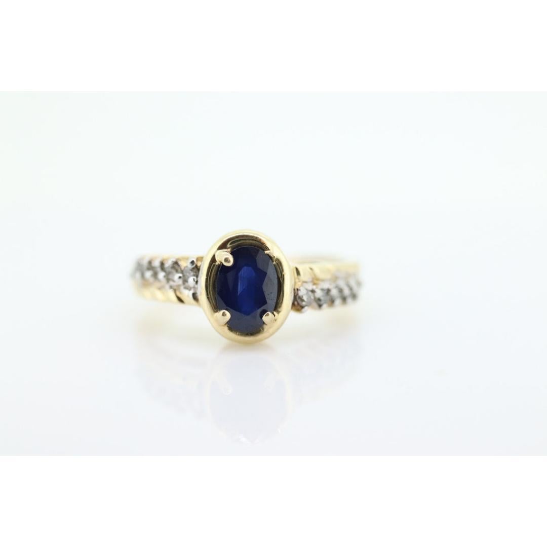 Vintage By aus den 1980er Jahren
Größe: 7 US
MATERIALIEN: Stein
Edelstein: Saphir
Farbe des Edelsteins: Blau

Bandfarbe: Gold

Schöner ovaler Ring mit blauem Saphir und Diamanten an den Schultern. Solitärring mit Zackenbesatz.

Hergestellt von
