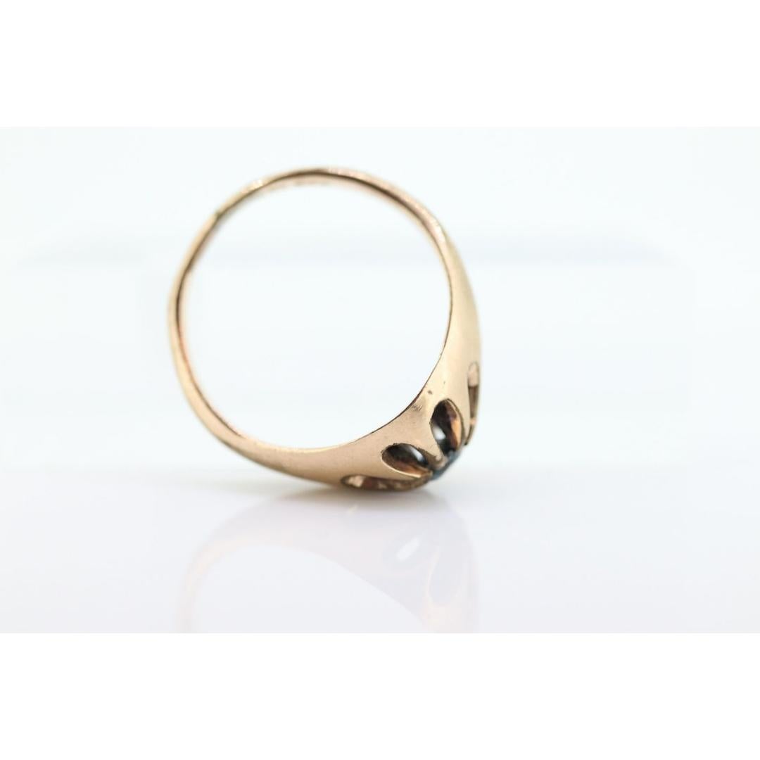 Vintage from the 1920s
Size: 8 1/2 US
Materials: Stone
Gemstone: Sapphire
Gem color: Blue

Band Color: Gold

Beautiful round Blue Sapphire ring. Belcher claw solitaire ring. Wide shank.

Condition: Shows signs of wear. Has been resized before.

4mm