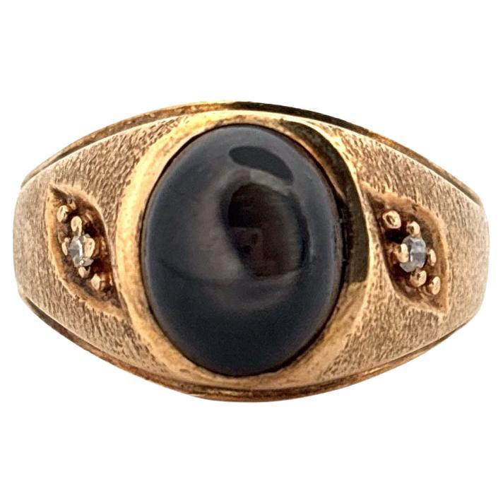 Anello con zaffiro nero e diamante in oro giallo spazzolato 10K in vendita
