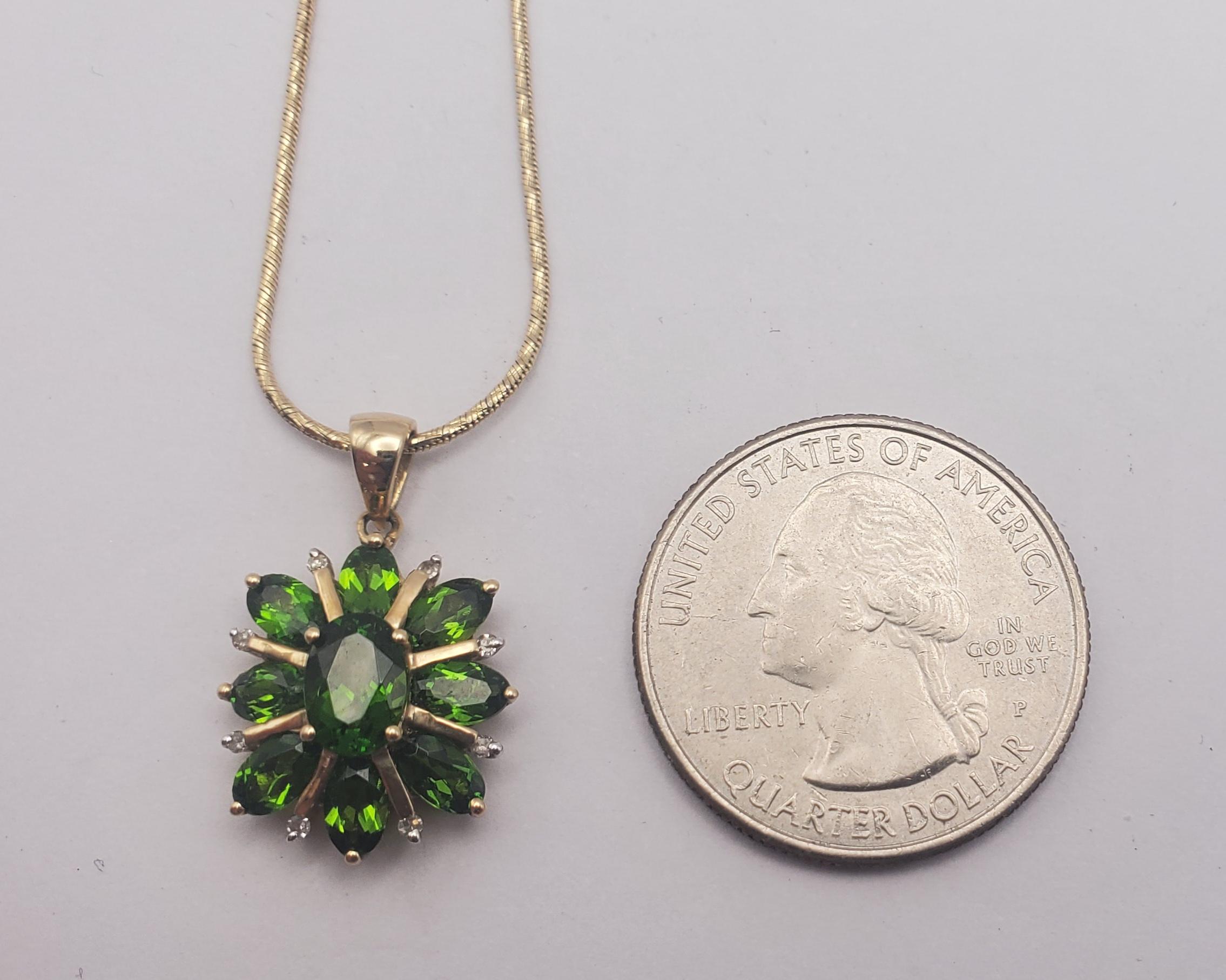 Ciondolo a stella in diopside e diamanti in cromo 10K con catena in vendita 3