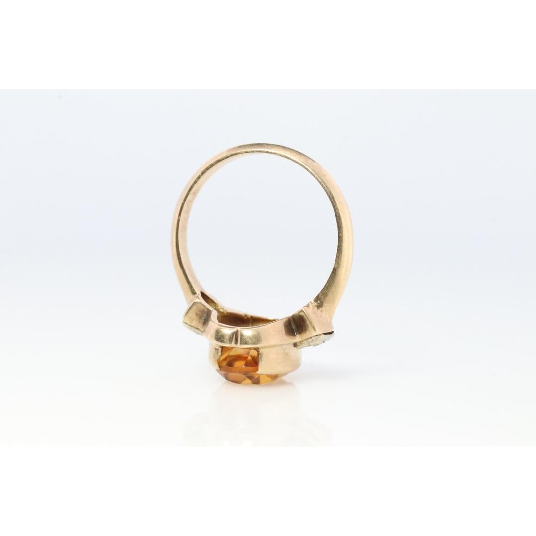 Vintage
MATERIAL : Pierre
Pierre précieuse : Citrine
Couleur des pierres : Jaune
Couleur du bracelet : Whiting
Style : Milieu du siècle
Magnifique bague en citrine. Magnifique grande citrine de taille ovale avec des accents de diamant.