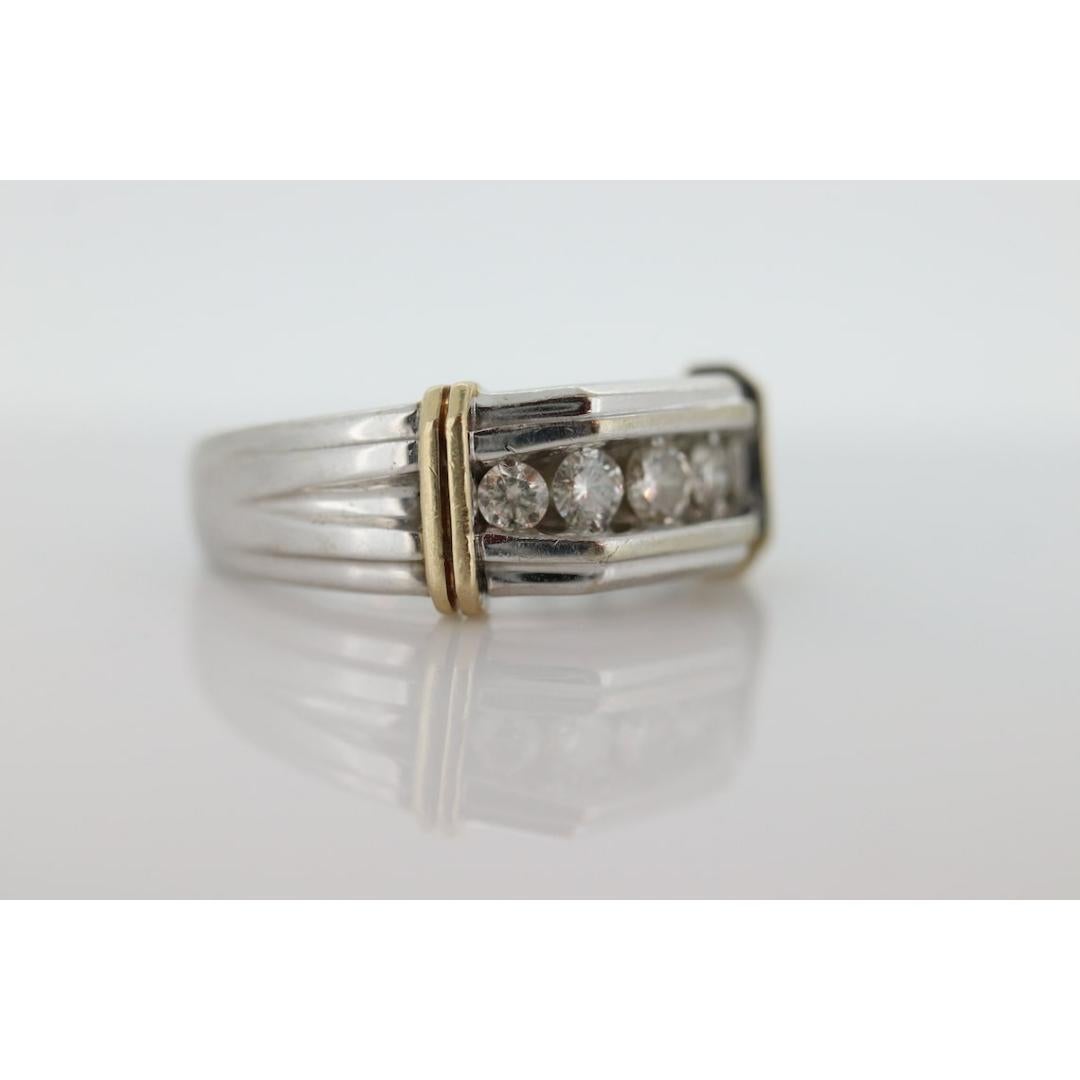 Vintage By
Größe: 10 1/2 US
MATERIALIEN: Gold
Edelstein: Diamant
Edelsteinfarbe: Farblos

Bandfarbe: Weiß

Schöne Herren Hochzeit Band. 10k Weißgold mit Akzenten aus Gelbgold. Reihe kanalgefasste Diamanten.

Zustand: Zeigt keine