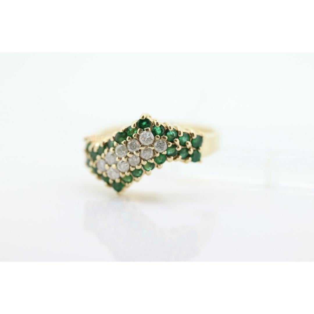 10k Diamond Emerald Pave Encrusted Band. 10k Yellow Gold Diamond Emerald Dome In Good Condition For Sale In Port Charlotte, FL