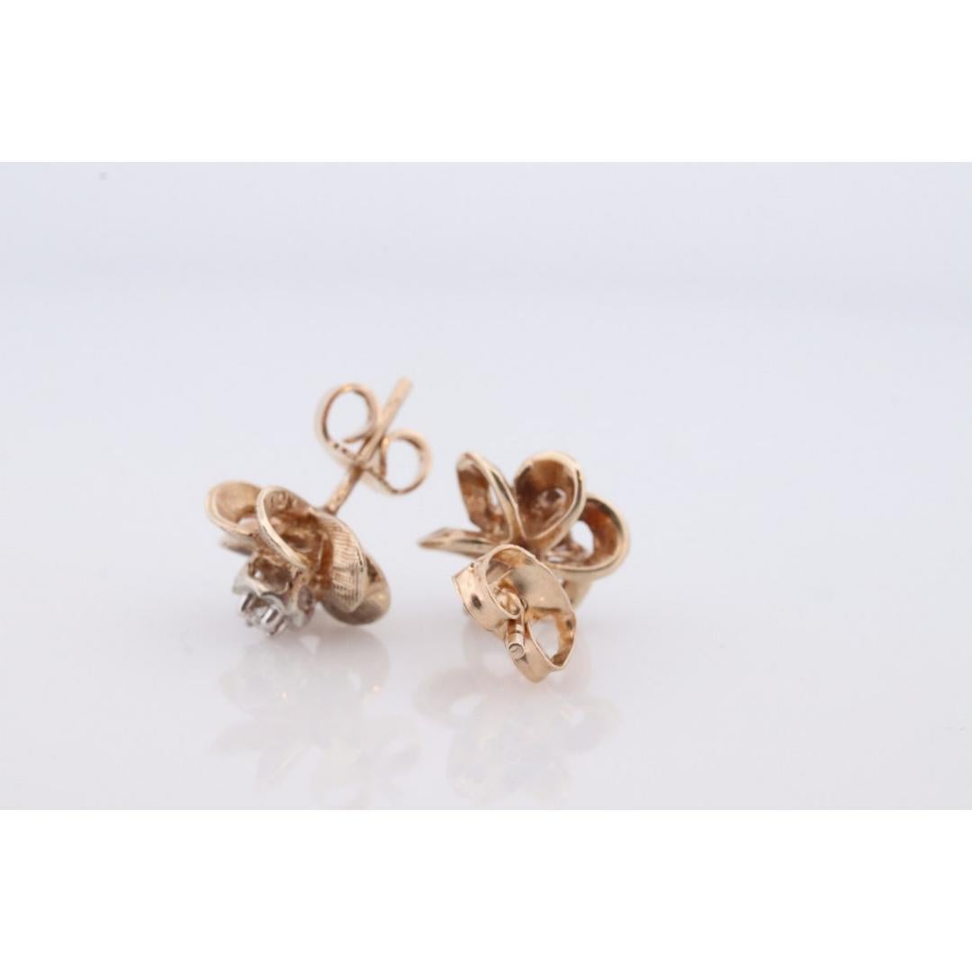 Orecchini a perno con diamante 10k a forma di fiore o di stella. Orecchini solitari con diamanti a fiore. in vendita 1