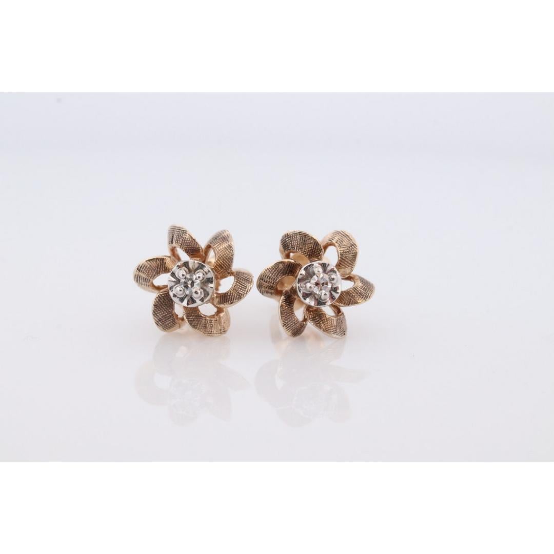 Orecchini a perno con diamante 10k a forma di fiore o di stella. Orecchini solitari con diamanti a fiore. in vendita 2