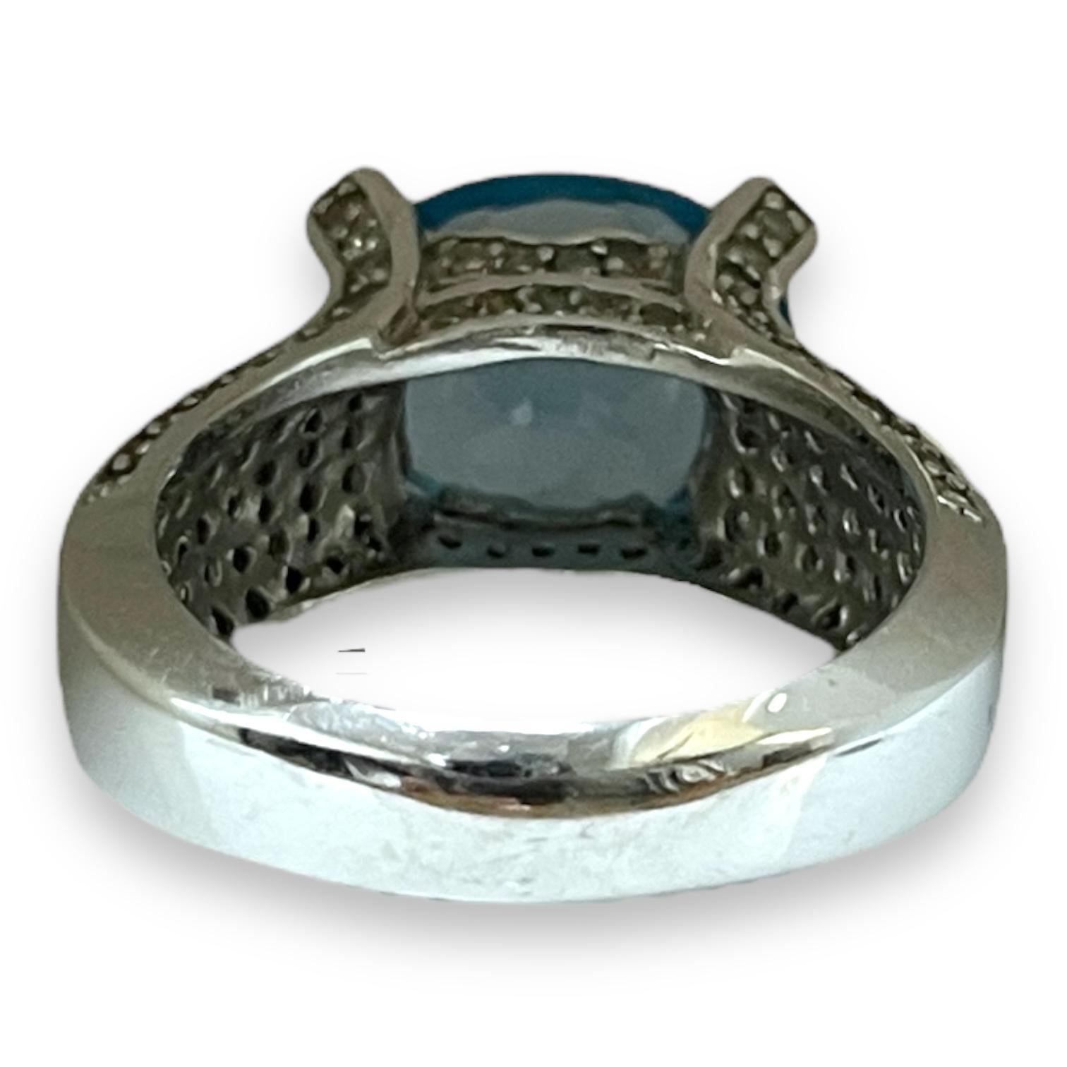 Moderne Bague élégante en or blanc massif avec topaze bleue accentuée de diamants en vente
