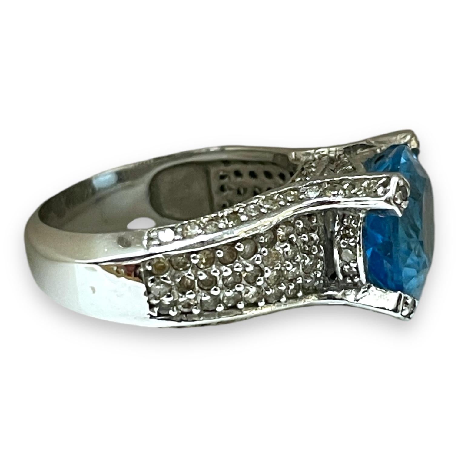 Taille ovale Bague élégante en or blanc massif avec topaze bleue accentuée de diamants en vente