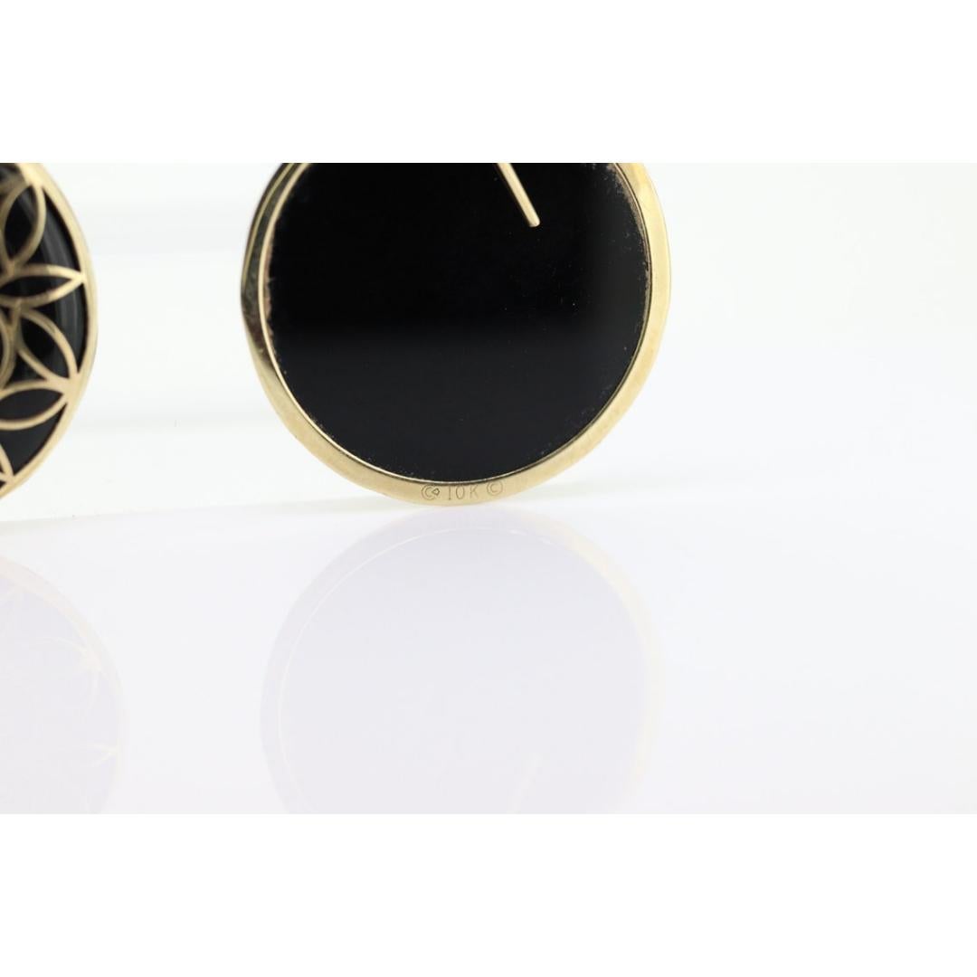 Donna Orecchini a medaglione ONYX in filigrana 10k. Medaglione floreale a disco in oro 10k Onyx Aperto in vendita