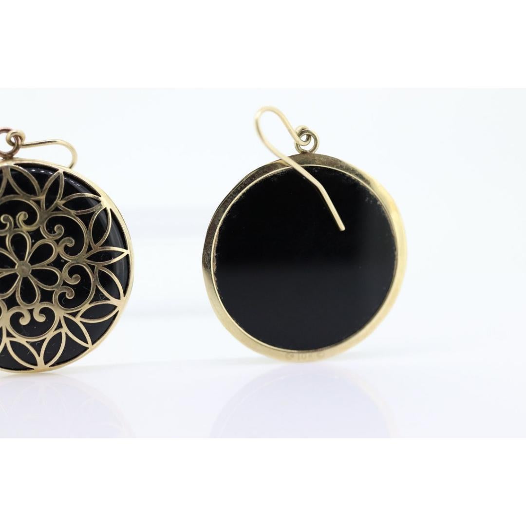 Orecchini a medaglione ONYX in filigrana 10k. Medaglione floreale a disco in oro 10k Onyx Aperto in vendita 1