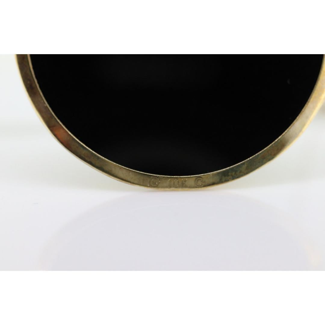Vintage degli anni '60
Materiali: Oro
Pietra preziosa: Onice

Stile: Minimalista

Splendida combinazione di collana con ciondolo a medaglione.

Disco di onice rotondo con lavorazione aperta in filigrana in oro 10k.


7,6 grammi di peso totale

Oro
