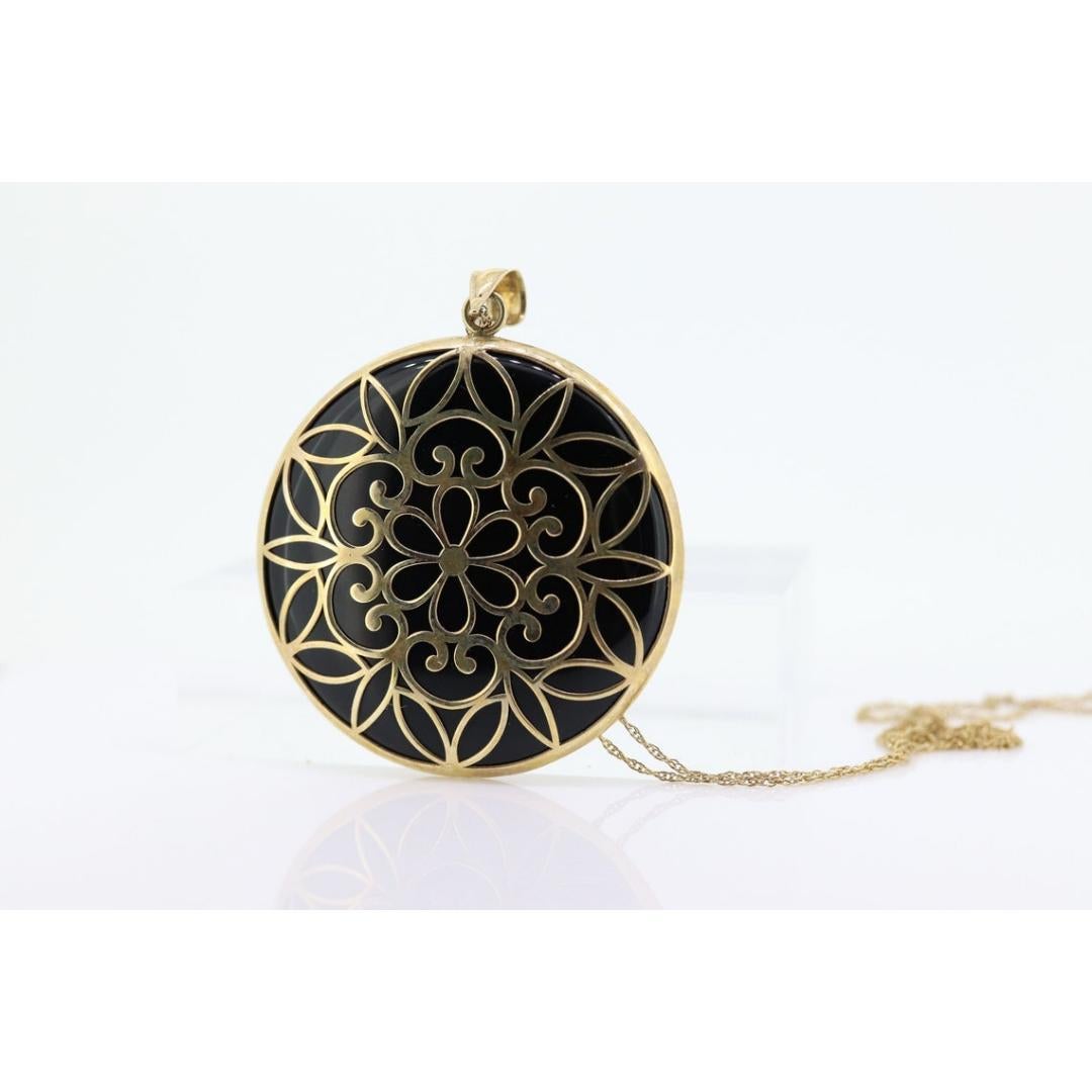 Collana a medaglione con ciondolo ONYX in filigrana 10k. Disco d'onice in oro 10k floreale in vendita 2