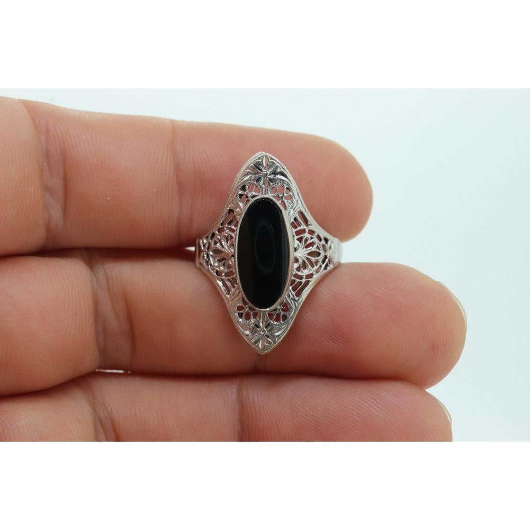 Vintage By aus den 1950er Jahren
Größe: 7 US
MATERIALIEN: Gold
Edelstein: Onyx
Edelsteinfarbe: Farblos
Bandfarbe: Weiß

Stil: Art deco

Sehr schöner Art Deco Diamantring. Filigraner, offener Schild mit einem Onyx in der Mitte, der in eine Lünette