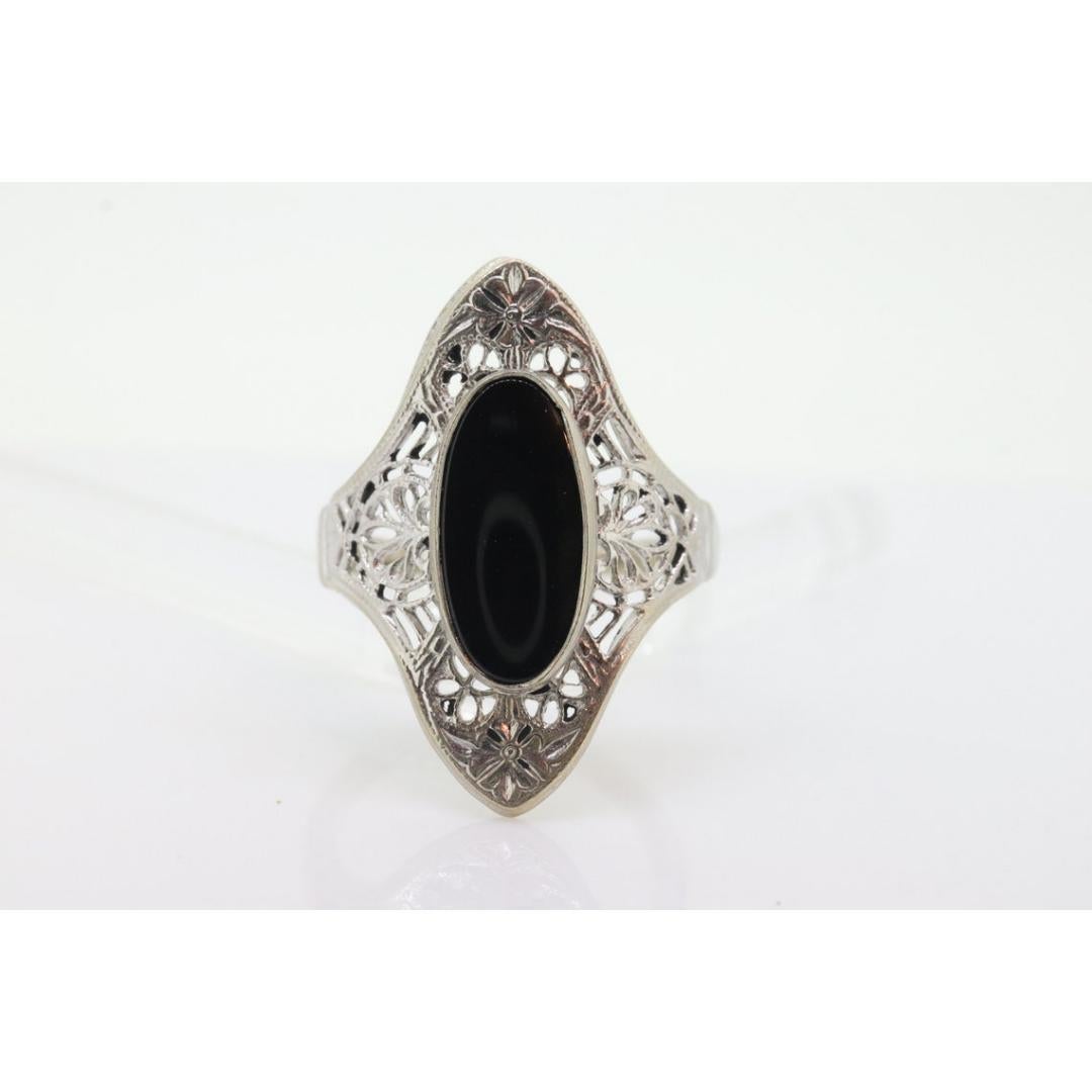 10k Filigraner Onyx Schildring. 10k Weißgold Schnörkel geprägter Art Deco Onyx Ring im Zustand „Gut“ in Port Charlotte, FL