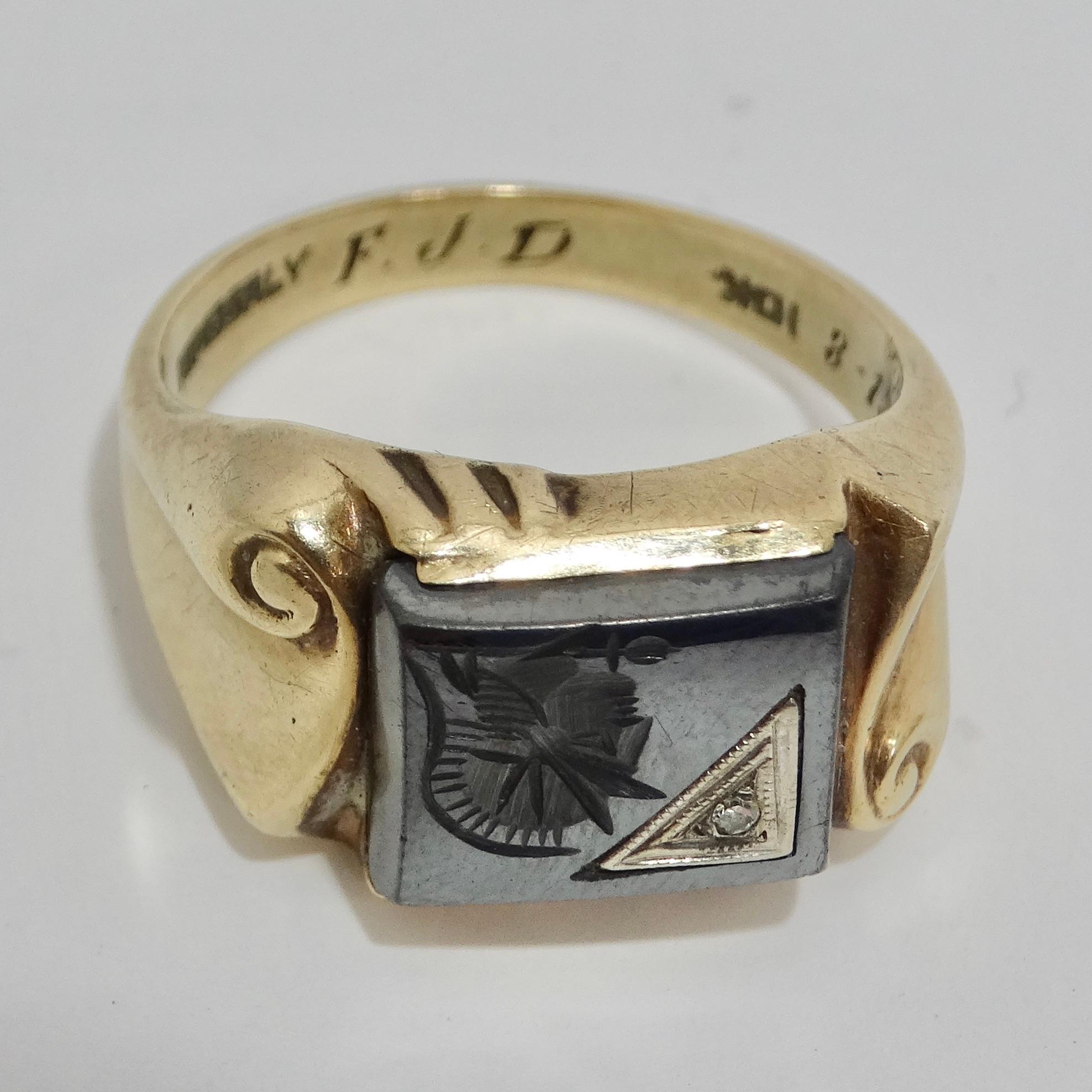 Der 10K Gold 1960s Diamond Onyx Roman Soldier Ring ist ein atemberaubender Statement-Ring, der die Kunstfertigkeit und Eleganz der 1960er Jahre verkörpert. Dieser exquisite Ring besteht aus einem Band aus 10-karätigem Gelbgold, einem fesselnden