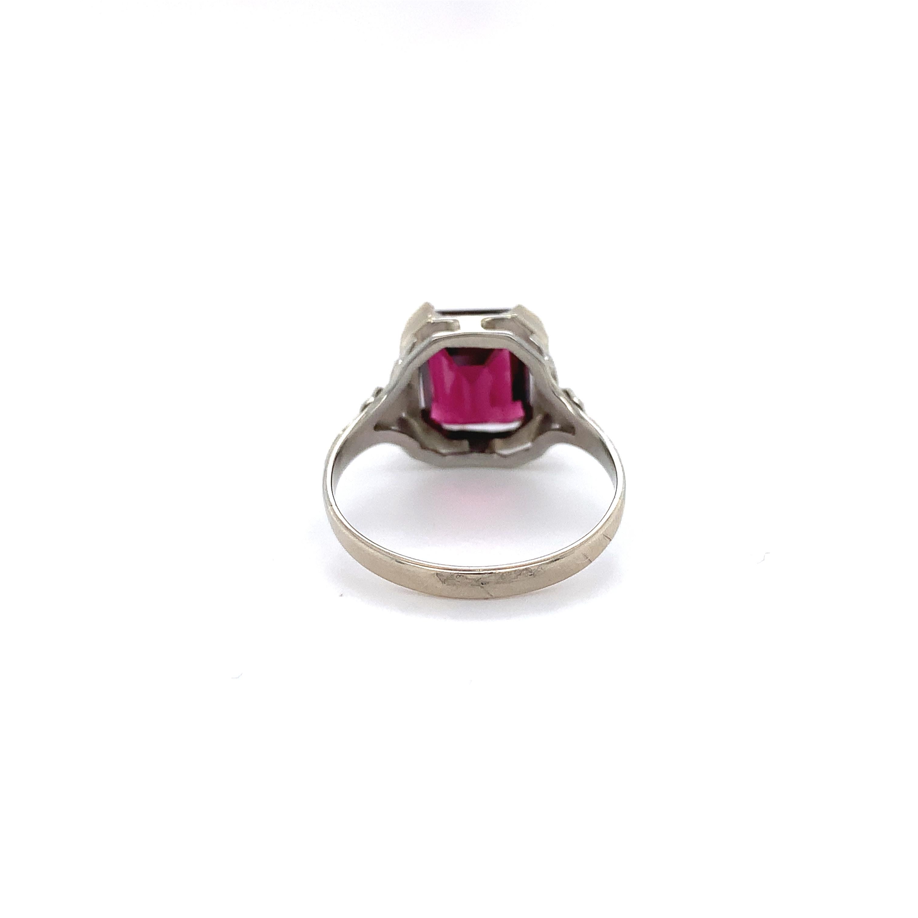 Emerald Cut 10K Gold 3.90ct Rhodolite Garnet Ring For Sale
