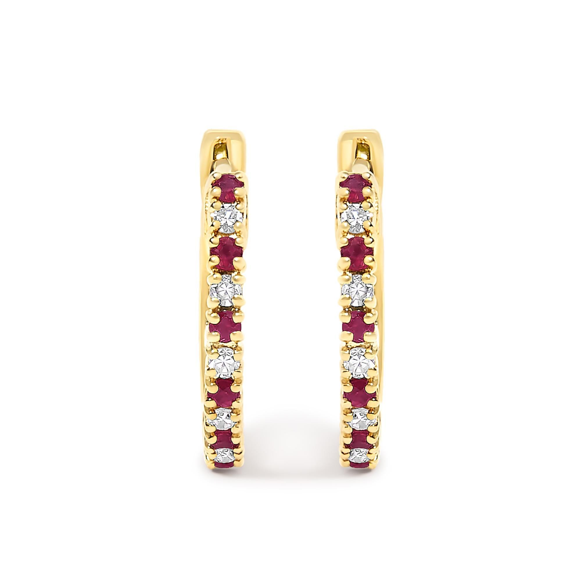 Captivez vos sens avec ces exquises boucles d'oreilles en or jaune 10 carats, où chaque pièce équilibre délicatement l'éclat scintillant des diamants blancs naturels avec les teintes profondes et passionnées des rubis naturels ronds sertis. Dotées