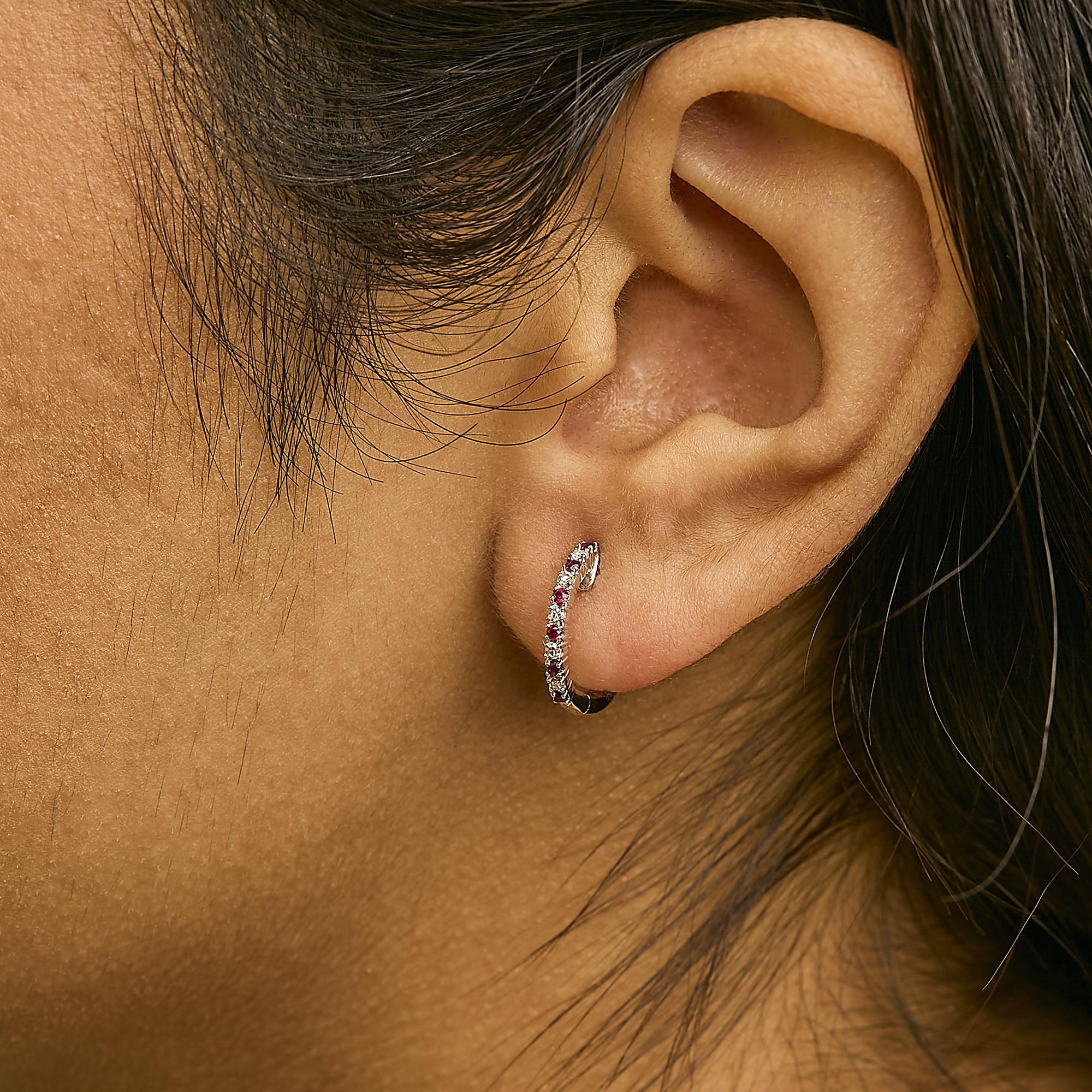 Taille ronde Boucles d'oreilles en or 10 carats alternant diamants et rubis rouges pour femmes en vente