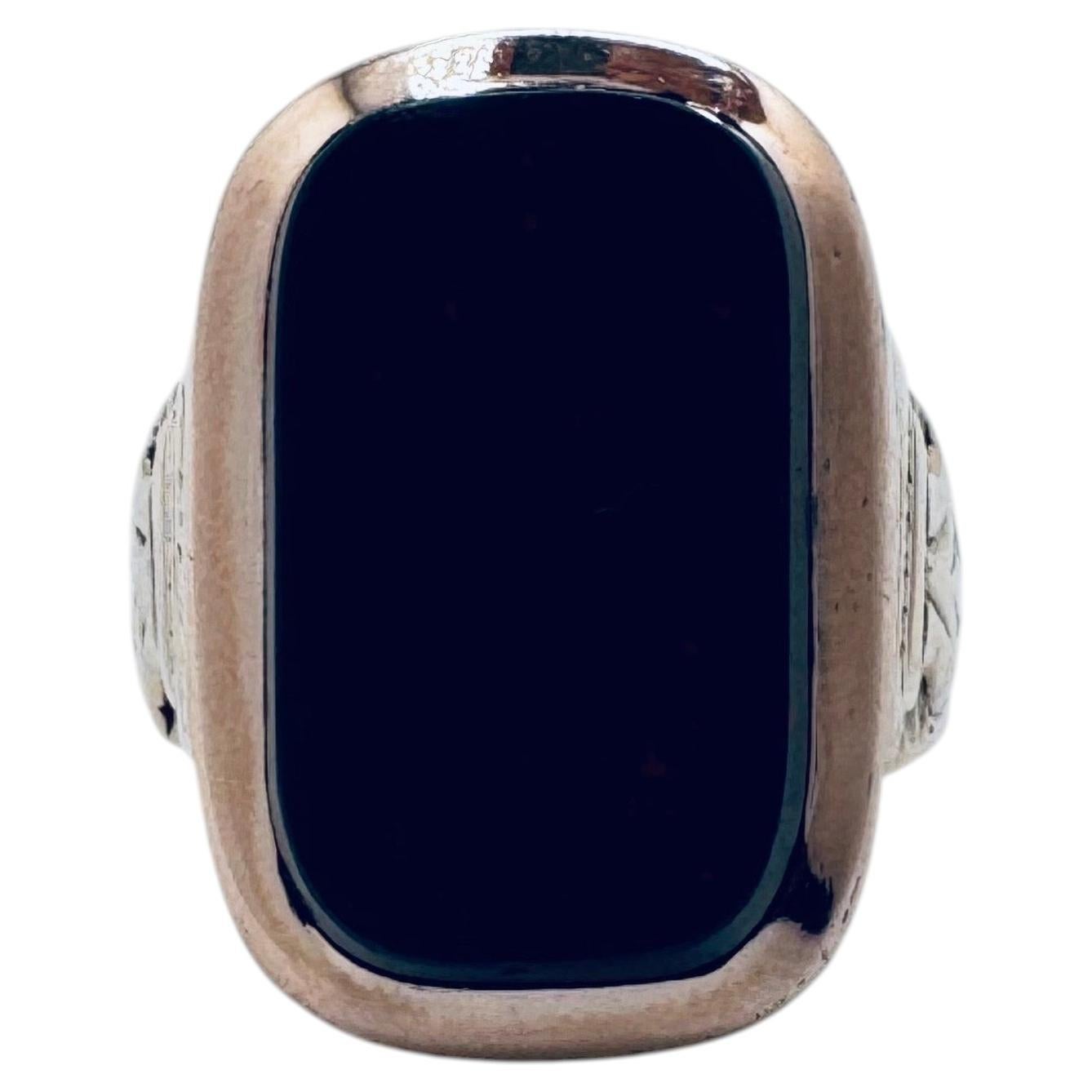 10K Gold Bloodstone Heliotrope Cabochon Ring, Art Deco, Circa 1837 For Sale