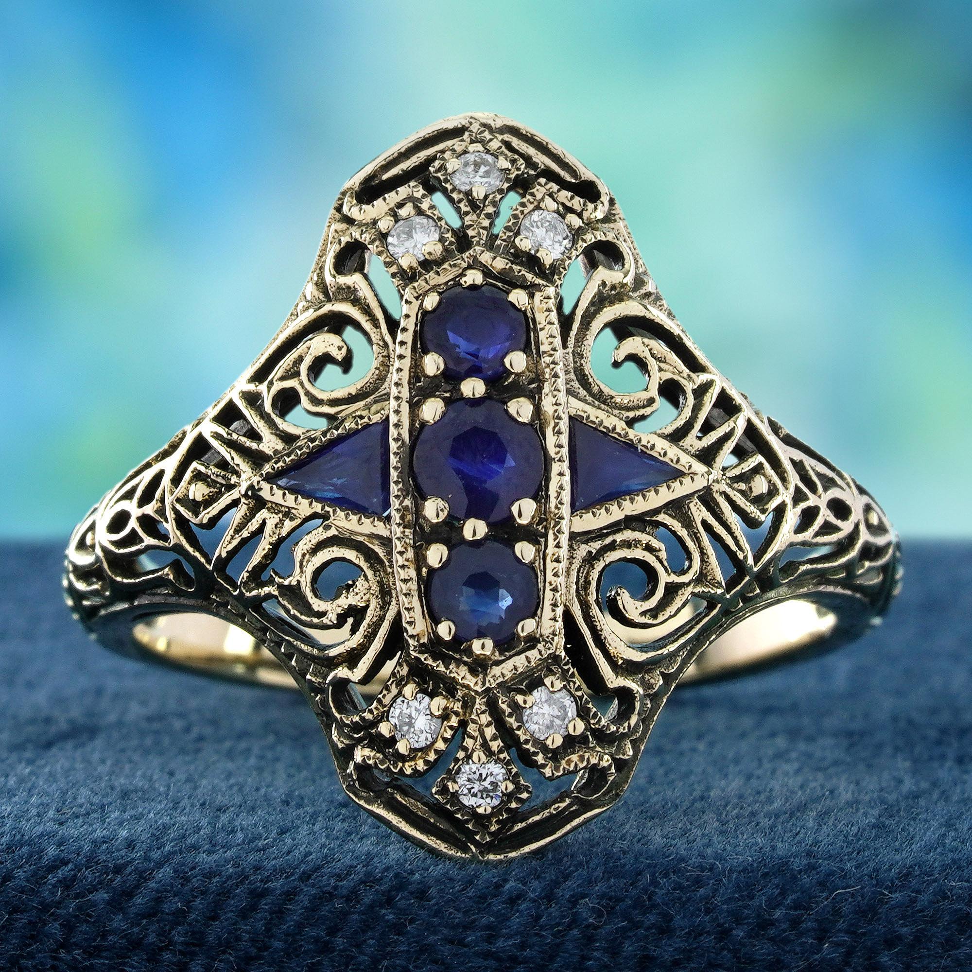 Un vero capolavoro, con uno zaffiro blu centrale dalla tonalità profonda e accattivante, perfettamente affiancato da due zaffiri più piccoli. Le esclusive pietre laterali a taglio triangolare aggiungono un tocco artistico e moderno al design