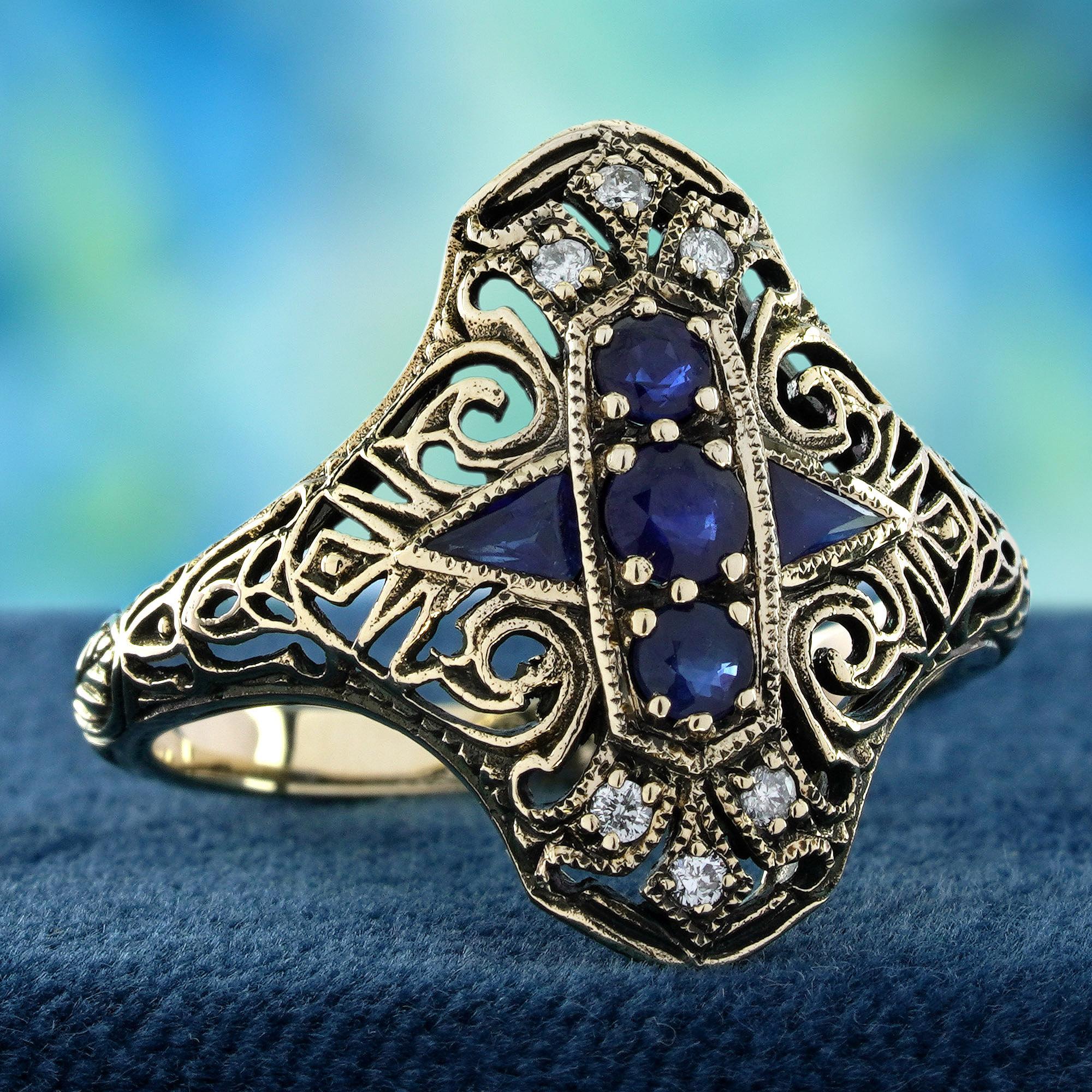 Edoardiano Anello a tre pietre con zaffiro blu e diamante in stile vintage con filigrana in oro 10K in vendita
