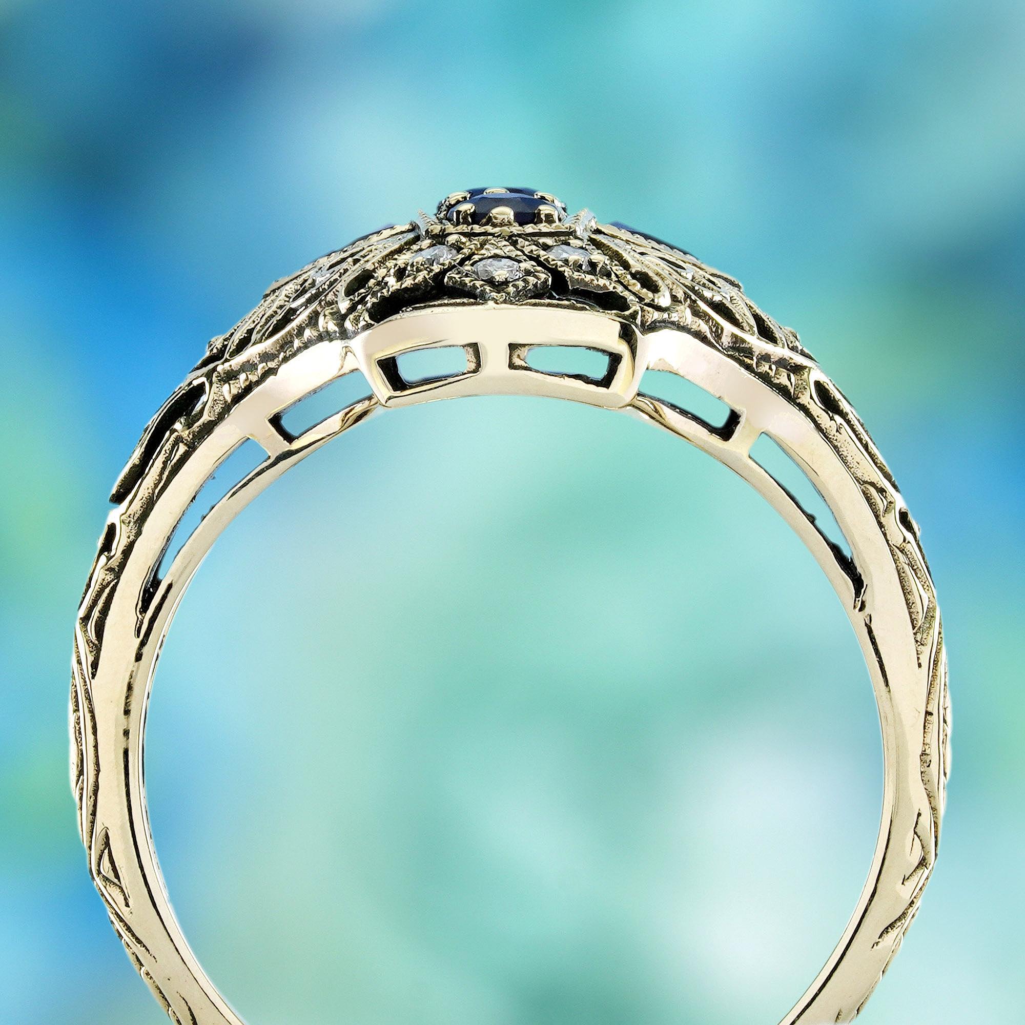 Anello a tre pietre con zaffiro blu e diamante in stile vintage con filigrana in oro 10K In condizioni Nuovo in vendita a Bangkok, TH