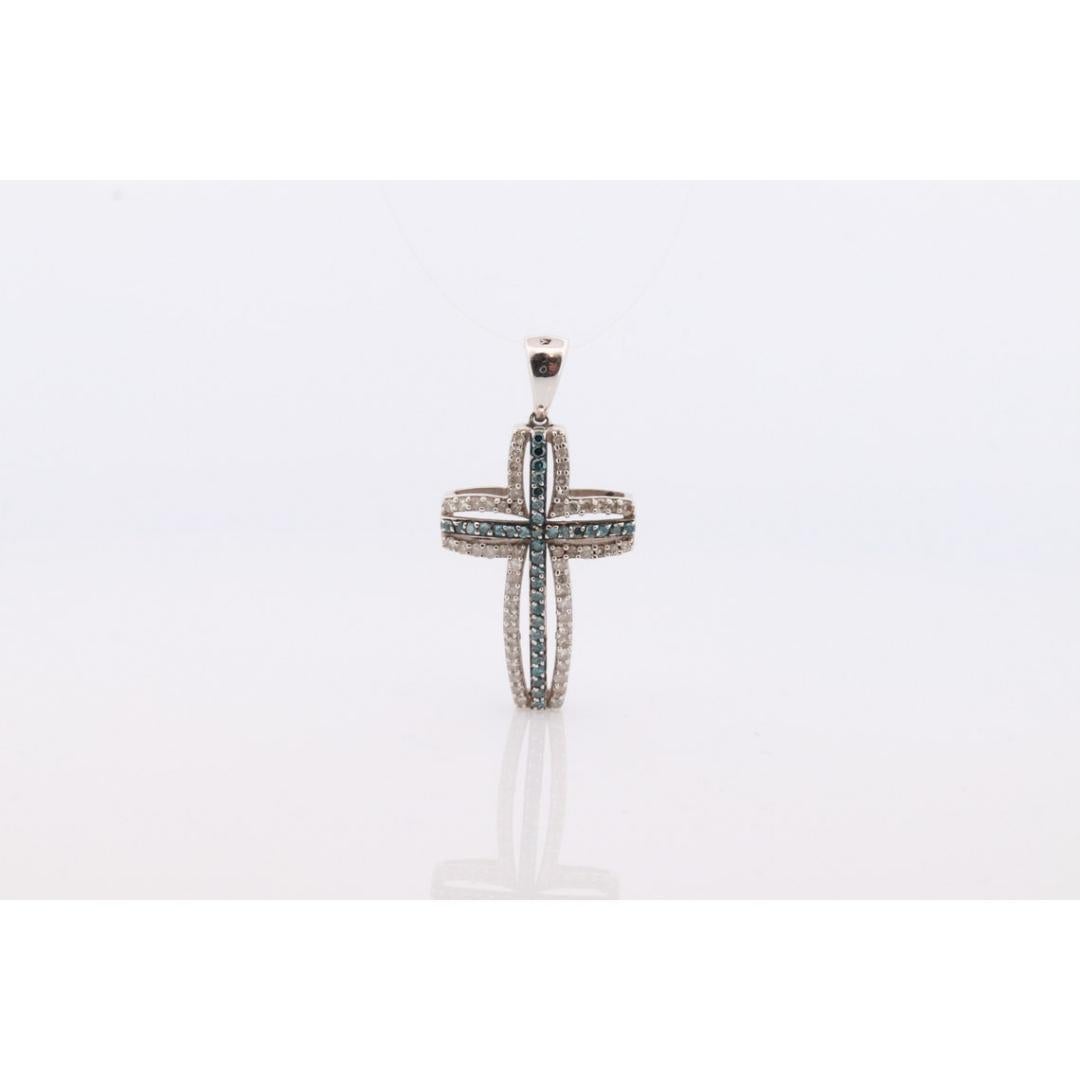 Vintage
Materiali: Oro

Pietra preziosa: Diamante

Bellissimo ciondolo a forma di crocifisso.

Croce con diamanti blu e incolori.

Condit: Nessun danno o usura visibile.

Dettagli:
Oro bianco 10k.
2,2 grammi Totale.
Diamanti da 1 mm
Dimensioni 16 mm