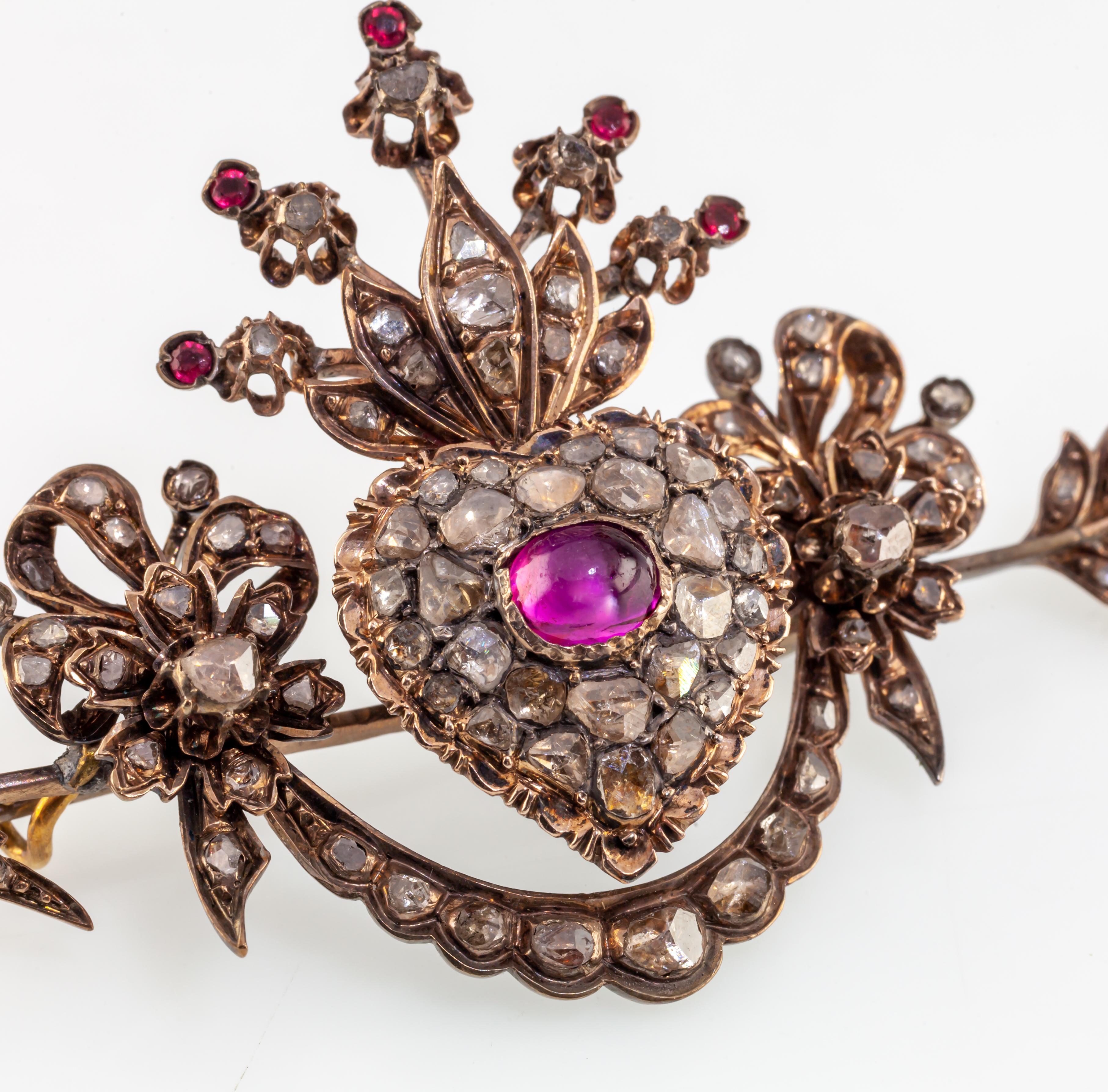 Taille grossière Broche en or 10k personnalisée Arrow en forme de coeur antique avec diamants et rubis en vente