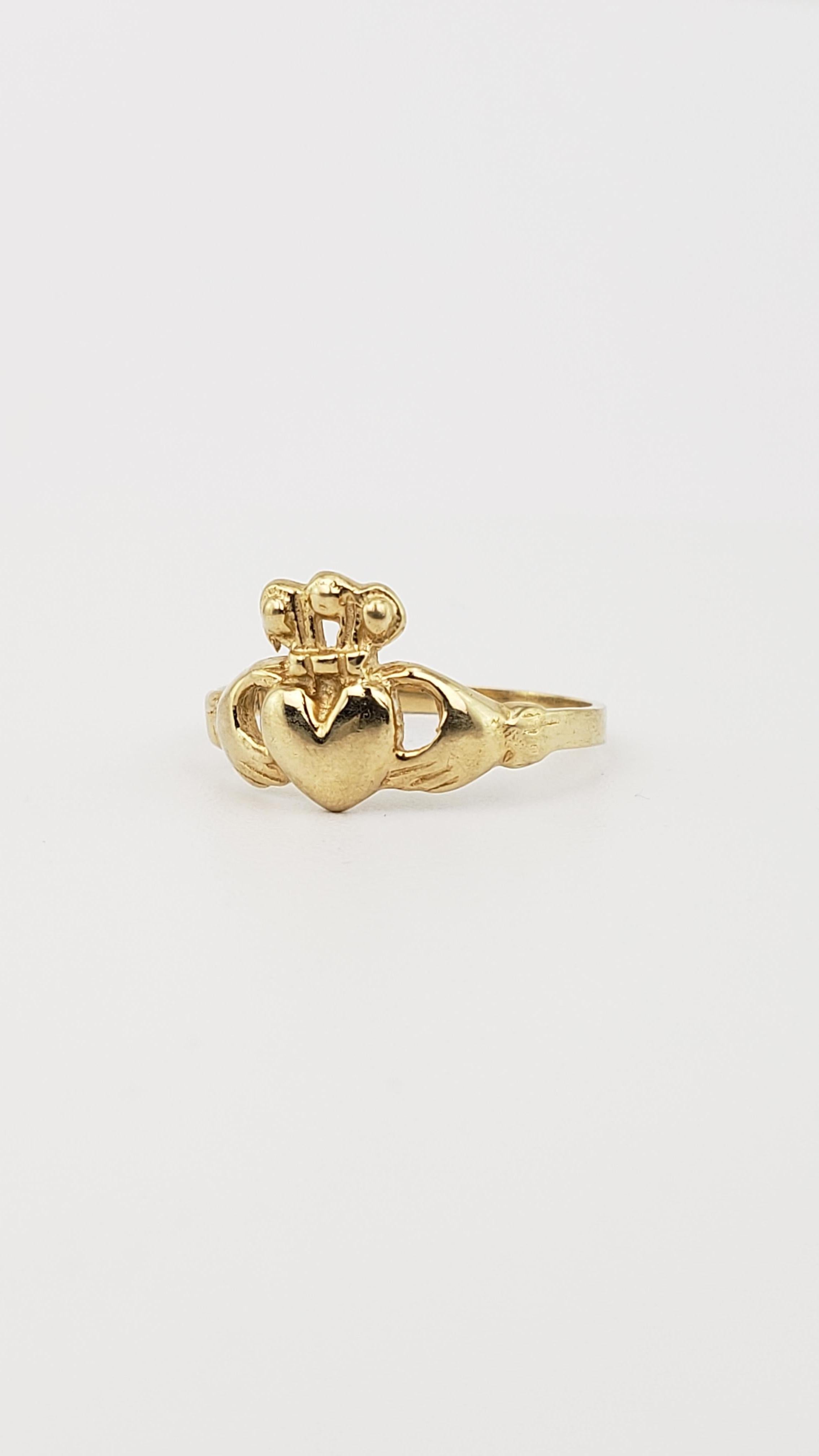10K gold Irish Claddagh ring.

Size: 6 (Please inquire if you need size adjusted).