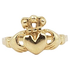 Vintage 10K Gold Irish Claddagh Ring. 