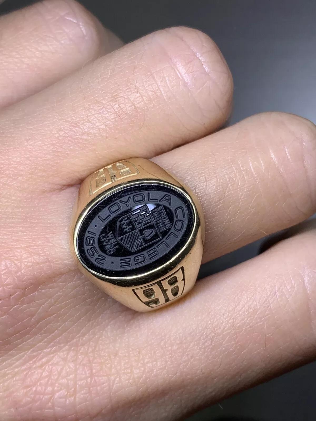 10k Gold Jostens Seal Ring With Onyx In Yellow Gold. In New Condition For Sale In London, GB