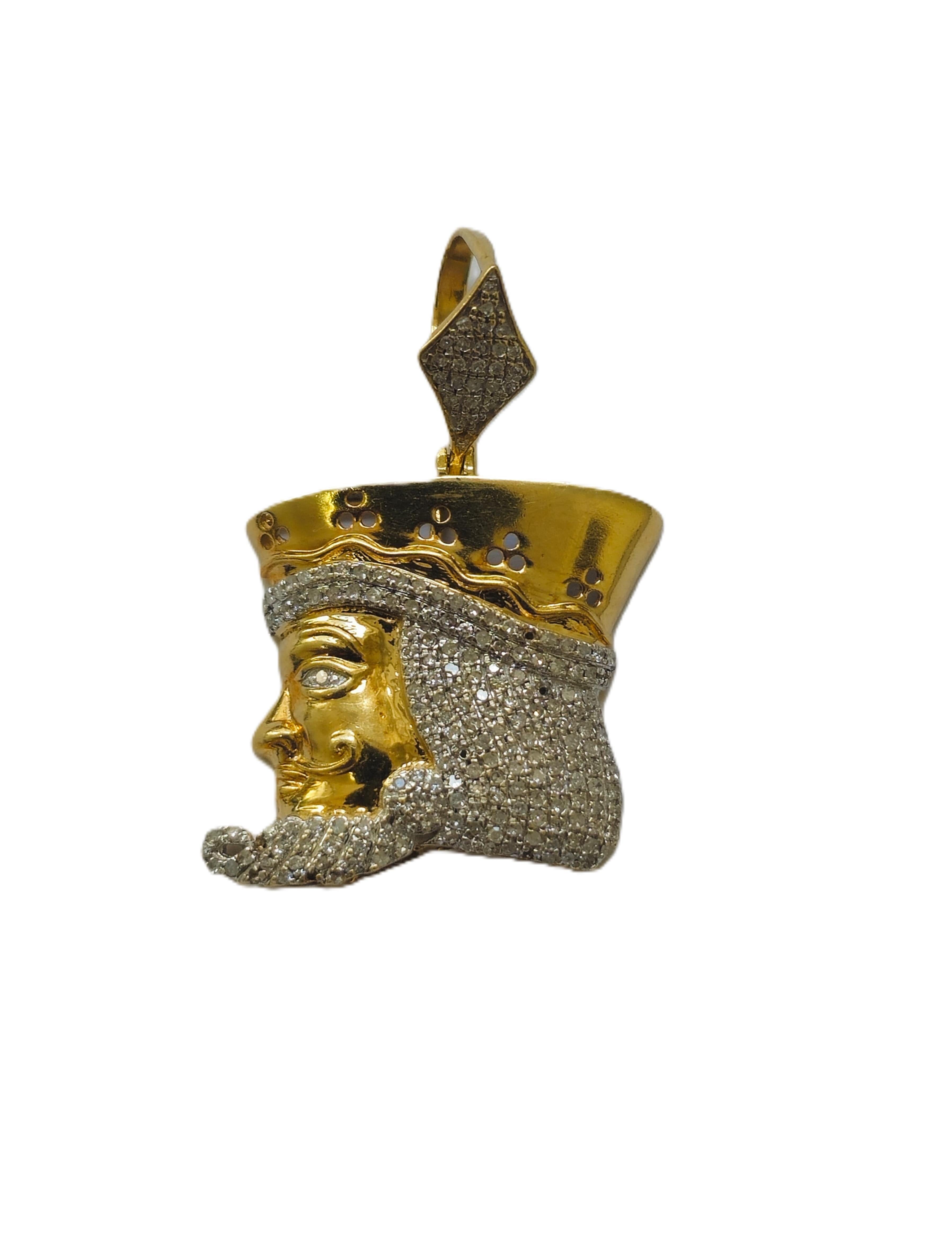 Questo sorprendente ciondolo a forma di re, realizzato in oro 10k e dal peso di 4,6 grammi, presenta dettagli intricati e un design unico. I diamanti di qualità SI2-G aggiungono scintillio ed eleganza al pezzo, rendendolo un accessorio versatile per