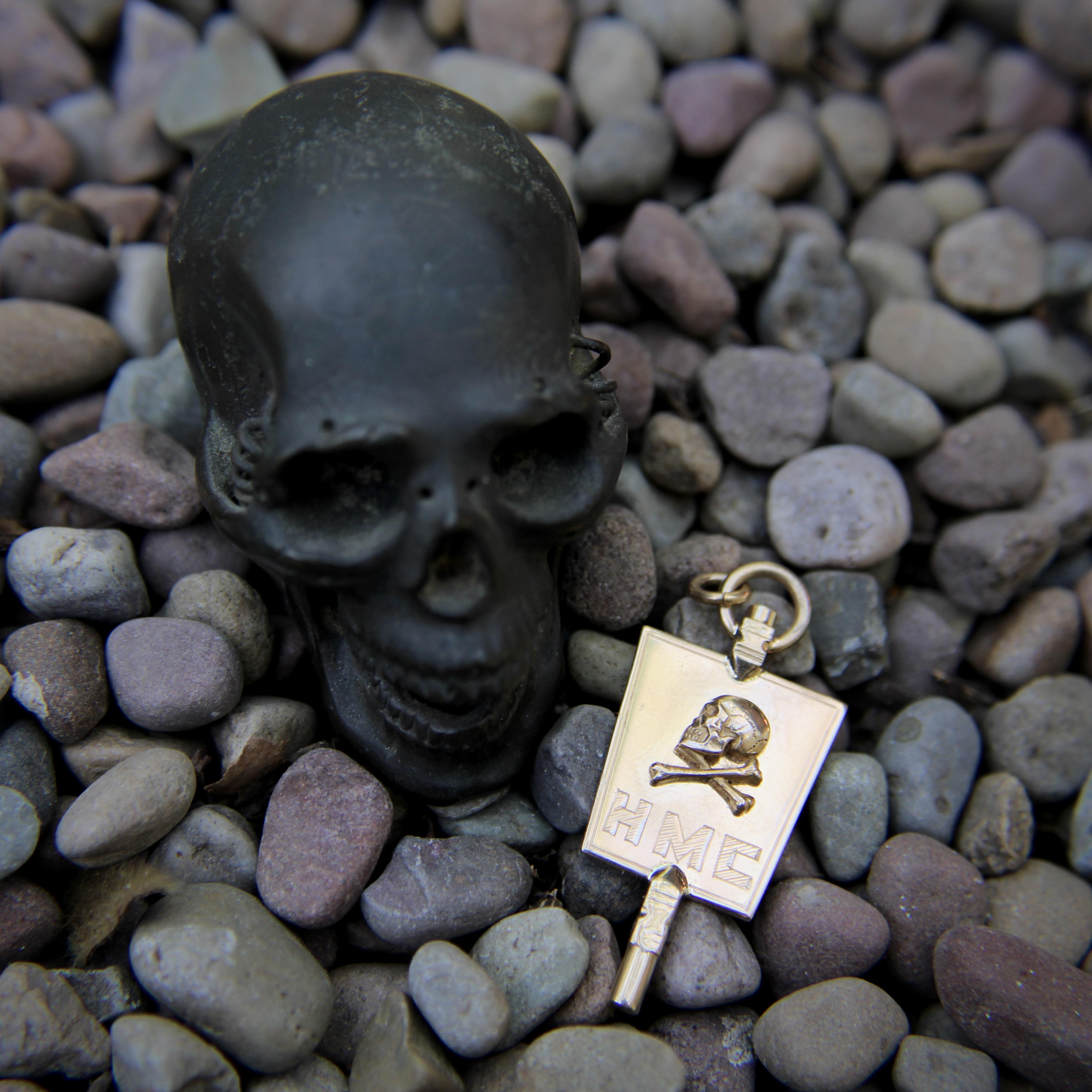 Ciondolo con teschio Momento Mori in oro 10K in vendita 3