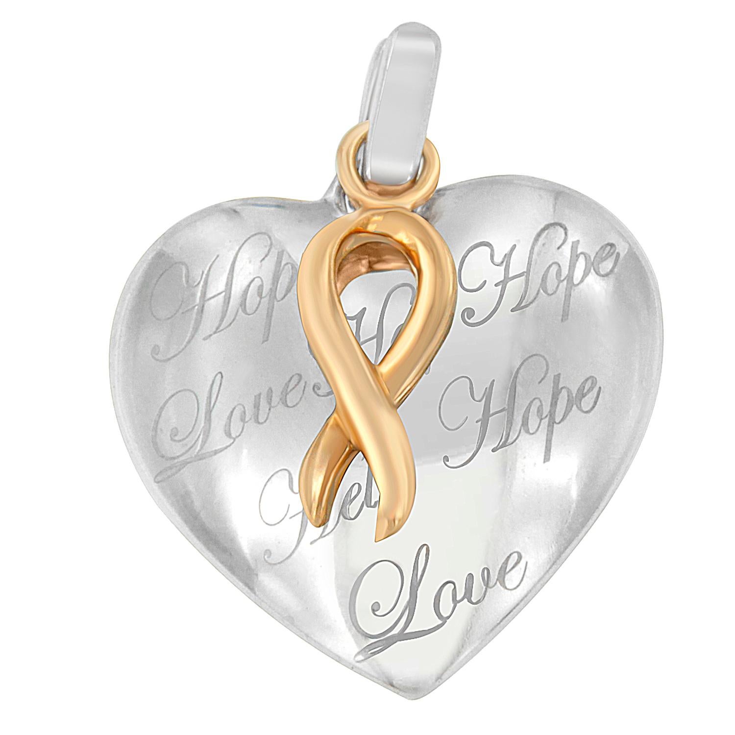 Questa splendida collana è un regalo perfetto per dimostrare il tuo amore. Realizzato in argento sterling lucido, questo ciondolo a forma di cuore è inciso con amore e speranza. Inoltre, è ricoperto da un ricco fiocco in oro giallo a dieci carati,