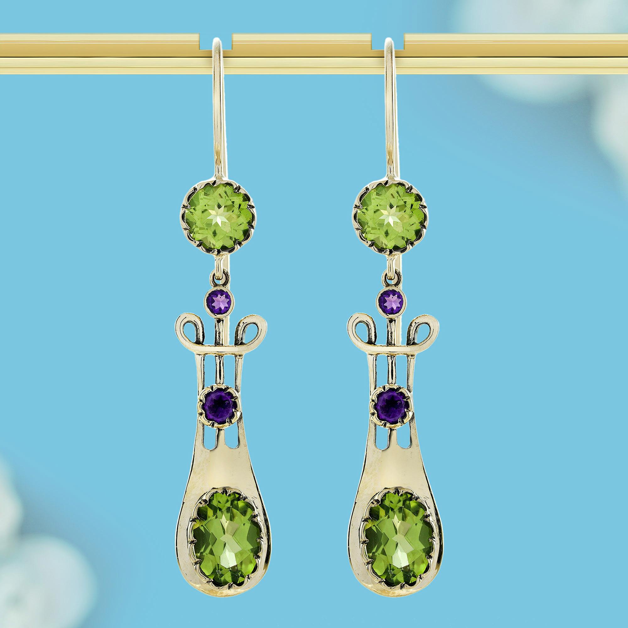 Eine lebhafte Harmonie aus Farbe und Eleganz: Diese Tropfenohrringe im Vintage-Stil zeigen runde Peridote, die mit zarten kleinen runden Amethysten gepaart sind und einen atemberaubenden Kontrast aus frischem Grün und königlichem Violett bilden.