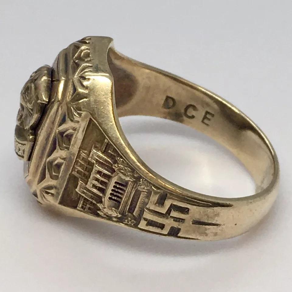 10K Gold Ring Little Rock 1945 Class Retro Era 5.6 Gram Size 7.75 Hallmark

This stunning 10K gold ring is a timeless piece that hails from the retro era of the 1940s. With a weight of 5.6 grams and a size of 7.75, this ring is perfect for anyone