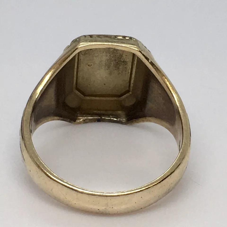 10K Gold Ring Little Rock 1945 Class Retro Era 5.6 Gram Size 7.75 Hallmark In Good Condition For Sale In Los Angeles, CA