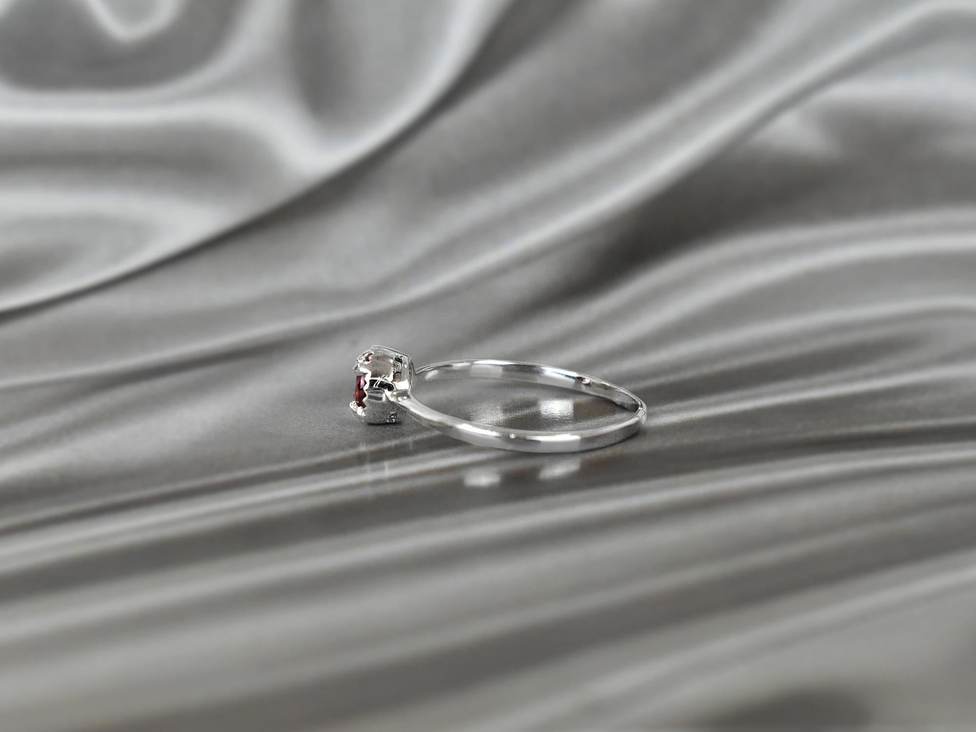 En venta: Anillo de oro de 10 quilates con gema redonda de 5 mm con forma redonda Anillo apilable de gemas  10