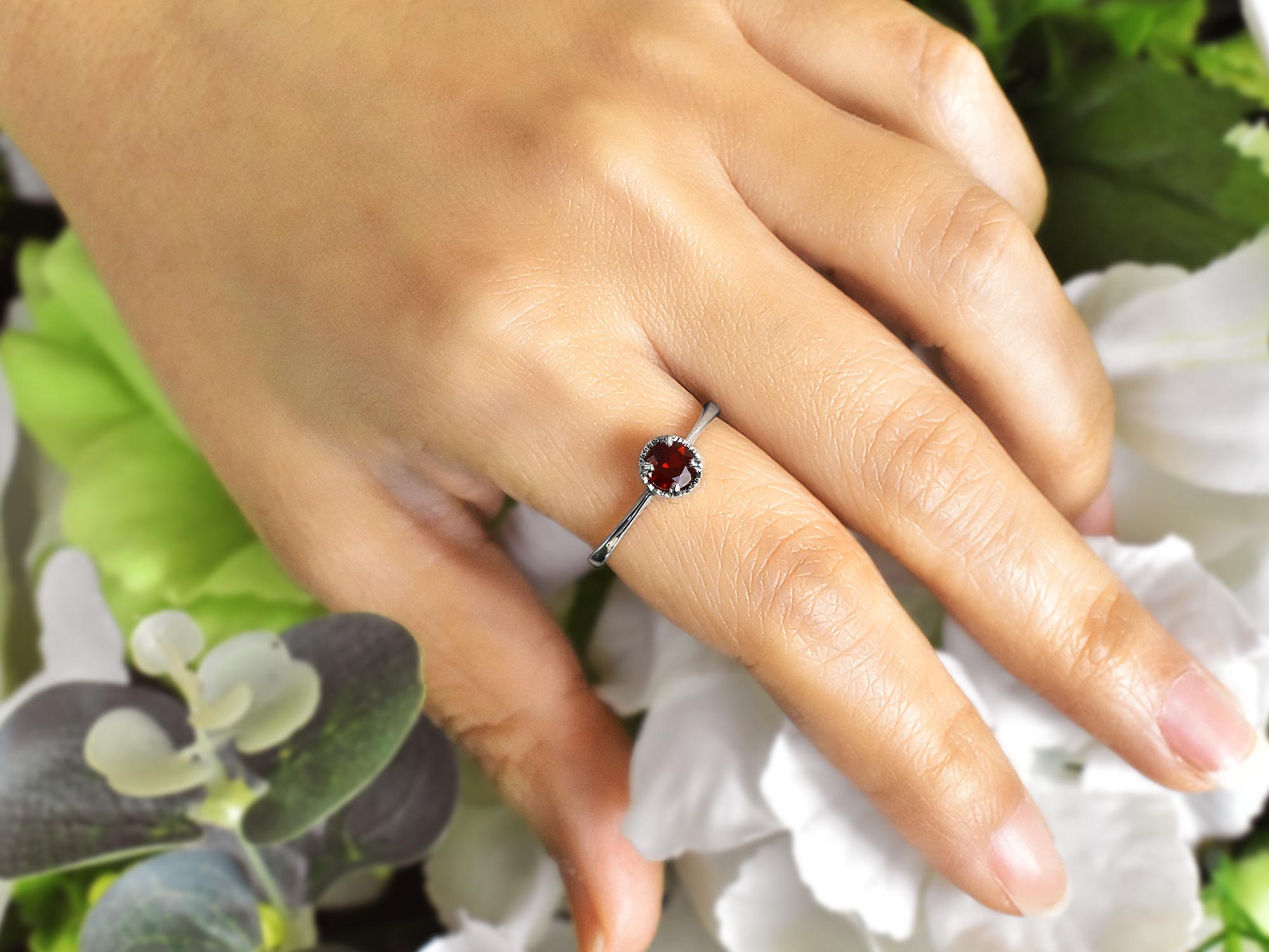 En venta: Anillo de oro de 10 quilates con gema redonda de 5 mm con forma redonda Anillo apilable de gemas  12